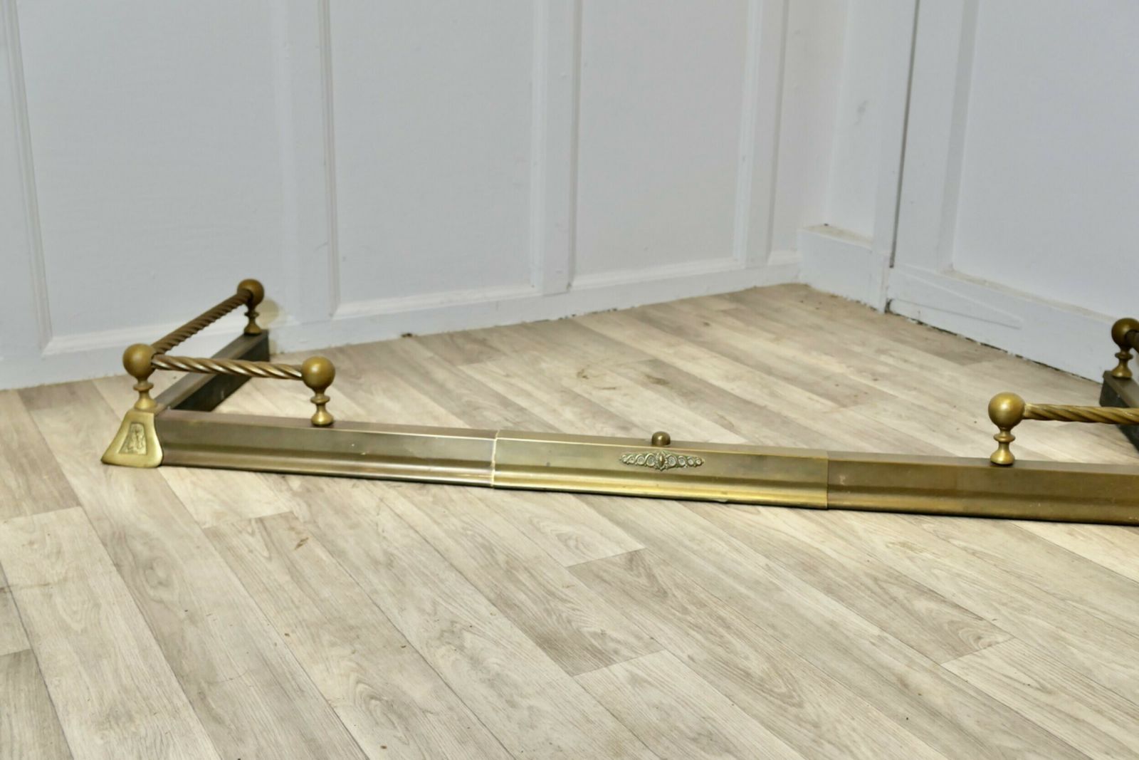 Victorian Extending Barley Twist Brass Fender photo 480.0