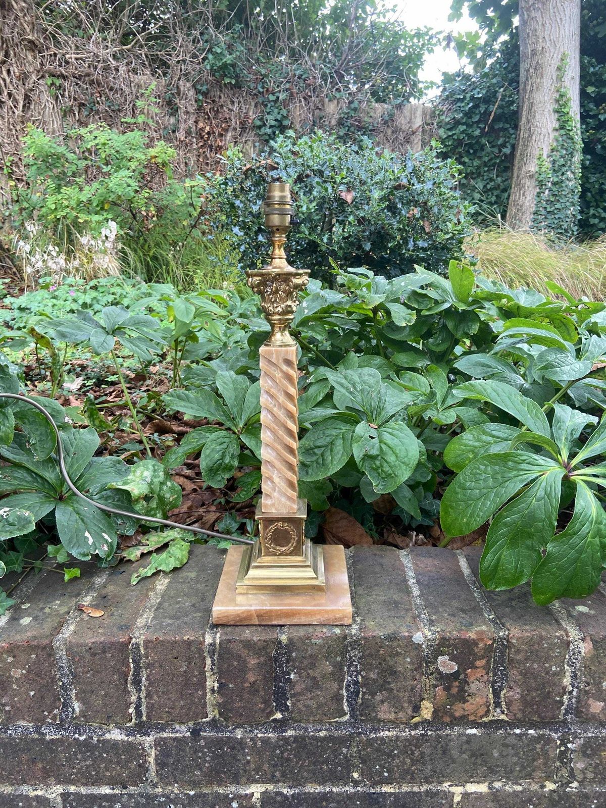 Unusual Vintage Spiral And Creamy Brown Onyx (Marble) And Metal Lamp   Classical Corinthian Style, Working