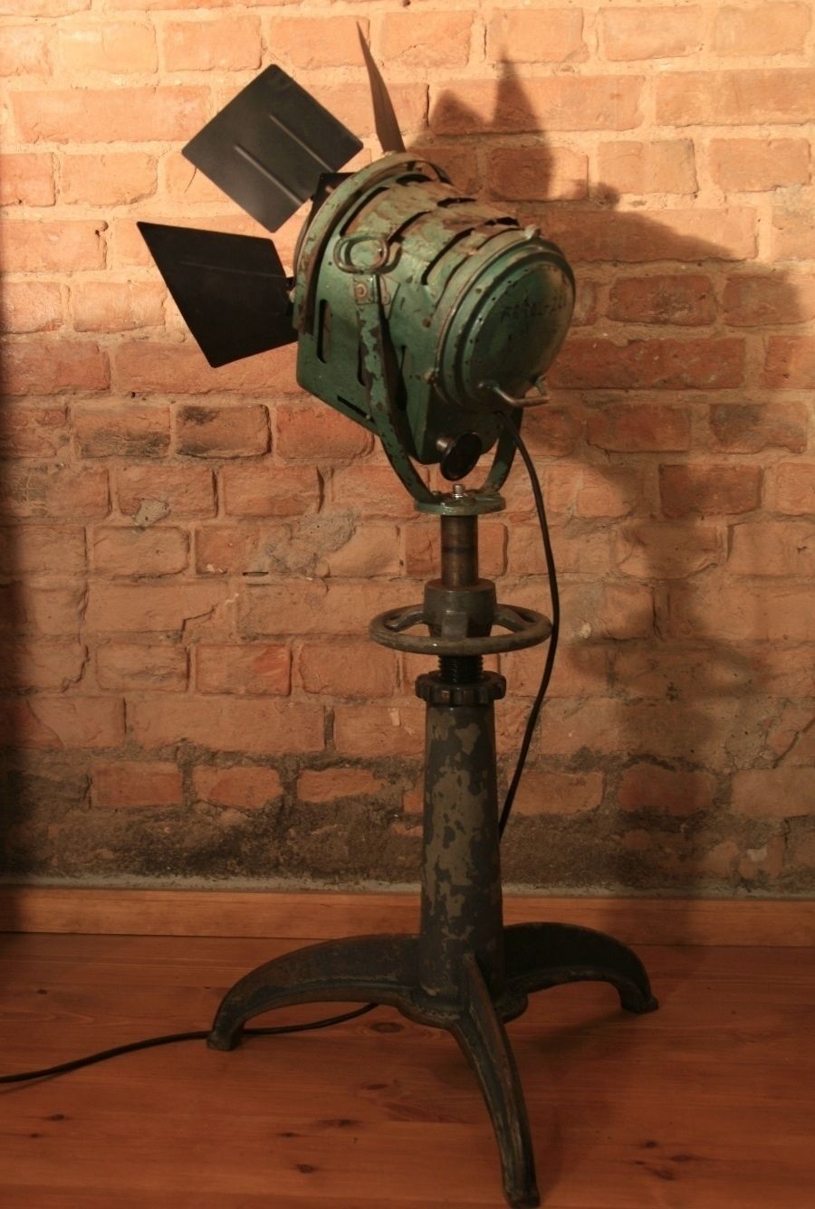 Theater And Film Spotlight Model 150 photo vinterior