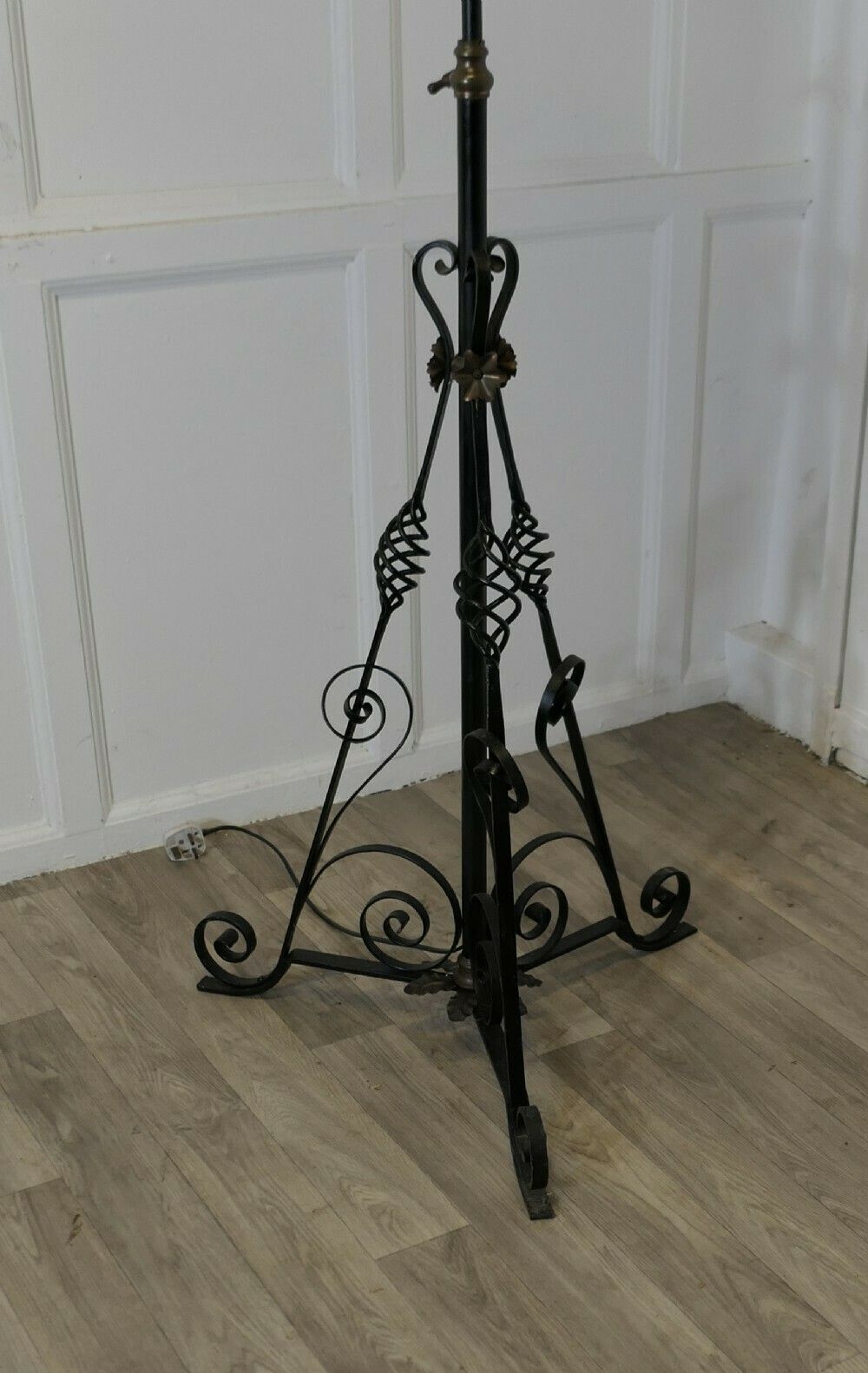 Wrought Iron Telescopic Floor Standing Electrified Oil Lamp photo furniture
