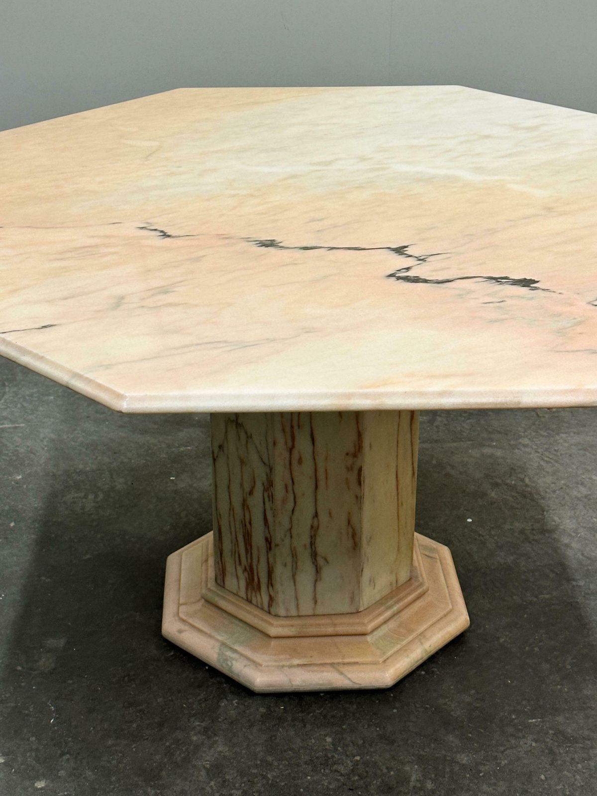 Italiaanse Eettafel In Roze Marmer, Jaren 1980. photo Meubels