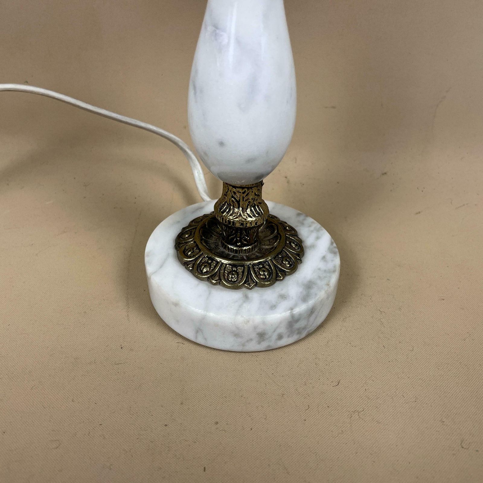 Antique Onyx Marble Lamp Light Brass Gold Metal Bedside Side Table Desk Marbled Patterned Vintage Pattern Feet Ornate String Lampshade White photo vinterior