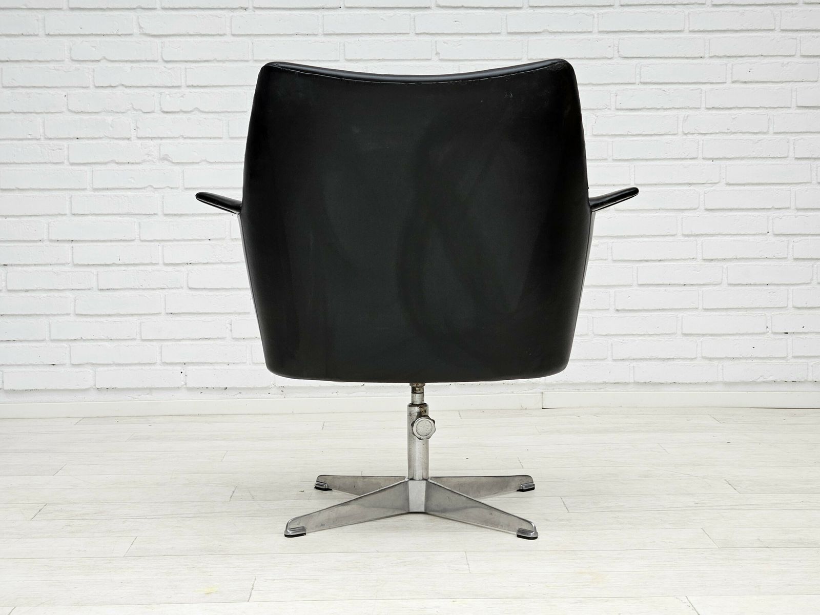 1960s, Scandinavian Design, Swivel Chair, Original Condition, Artificial Leather, Cast Aluminum Base. photo 790.0