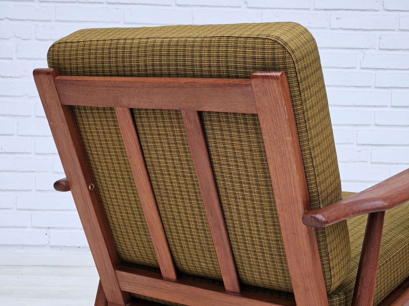 photo vintage Deense Teakhouten Fauteuil, Ca. Jaren 1970, Groene Meubelstof, Goede Staat.