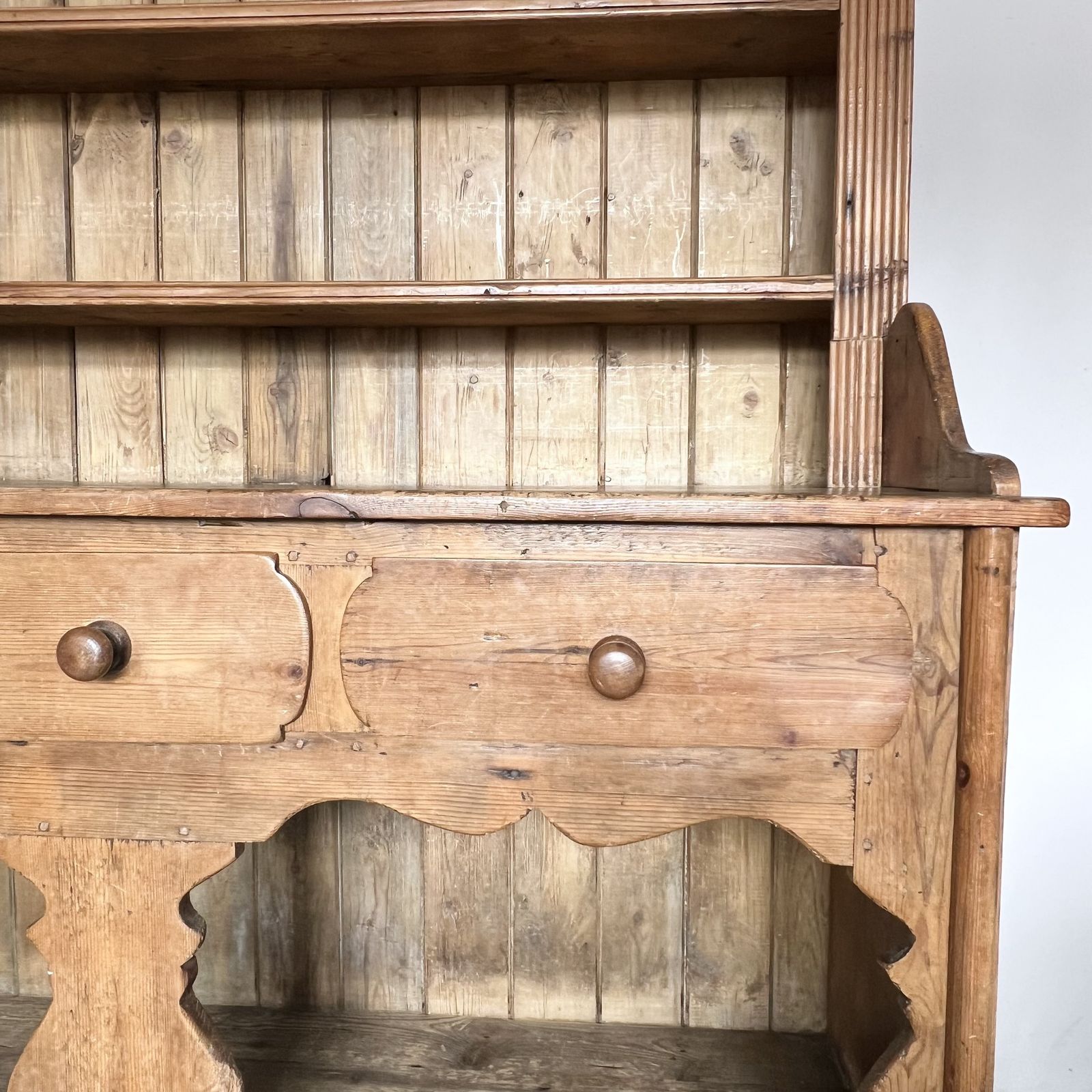 photo furniture Large 19th Century Pine Farmhouse Dresser