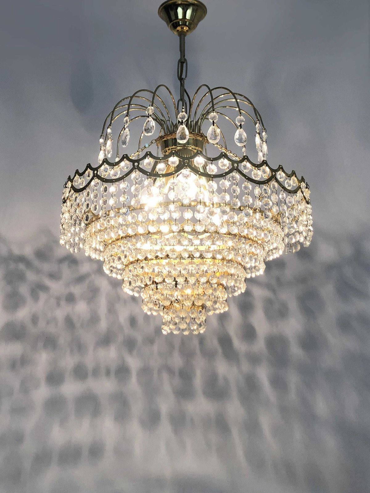 Grote Vintage Kroonluchter, Messing Kroon Plafondlamp, 6 Niveaus, 3 Lichten, Glazen Hangers. Heteluchtballon Kroonluchter. Jaren 70 80 photo furniture
