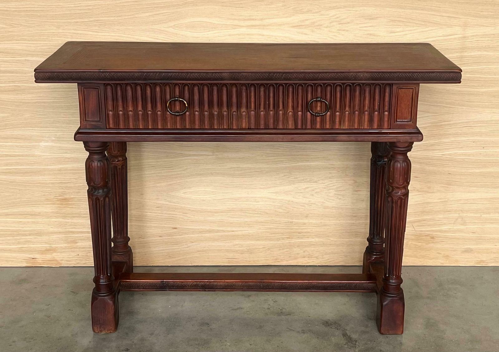 Console catalane en noyer sculpté à deux tiroirs, début du XXe siècle photo furniture