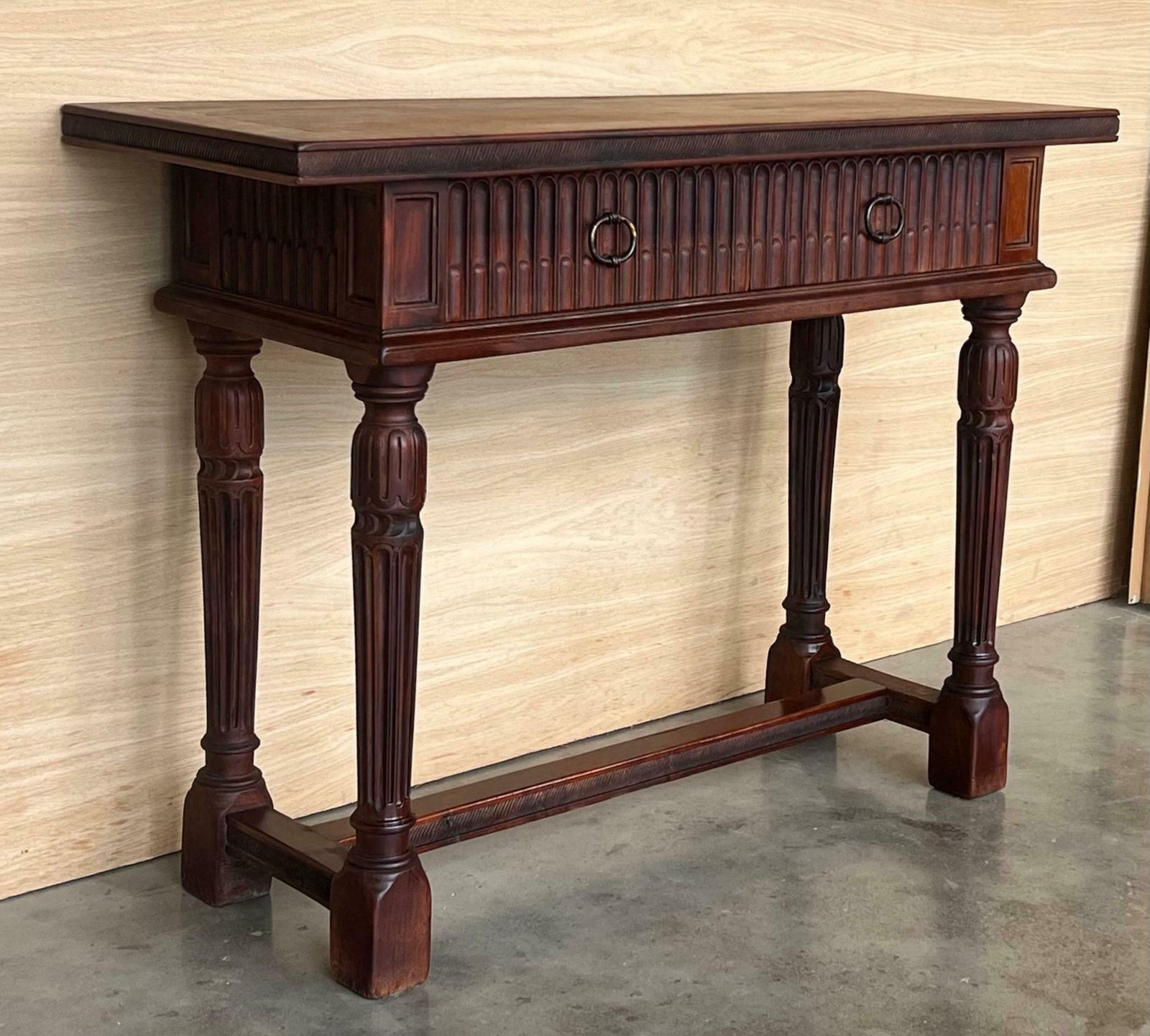 Console catalane en noyer sculpté à deux tiroirs, début du XXe siècle photo Mobilier