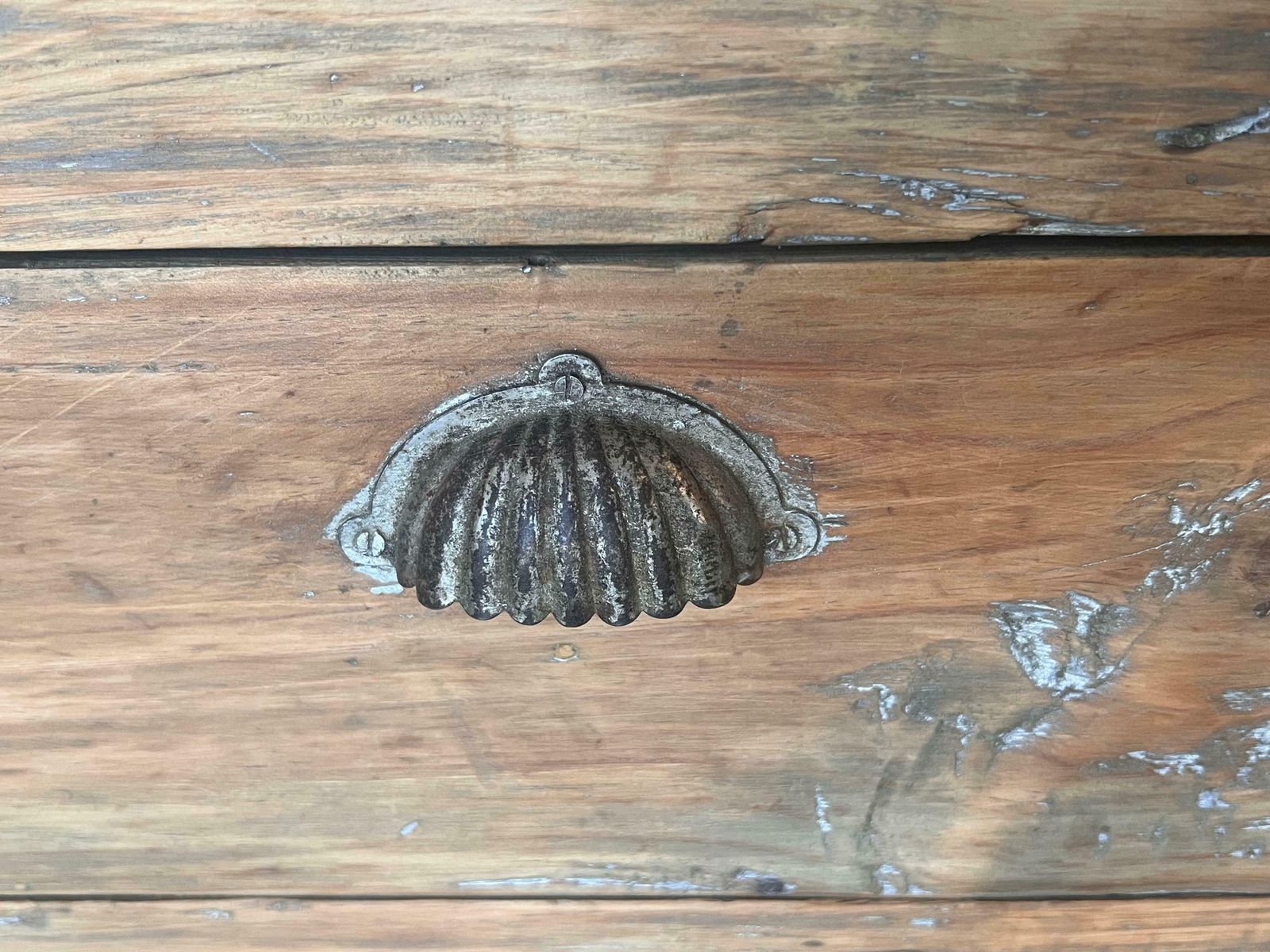 Cabinet espagnol en pin blanchi, avec tiroirs et porte, vers 1840-1860 photo vinterior