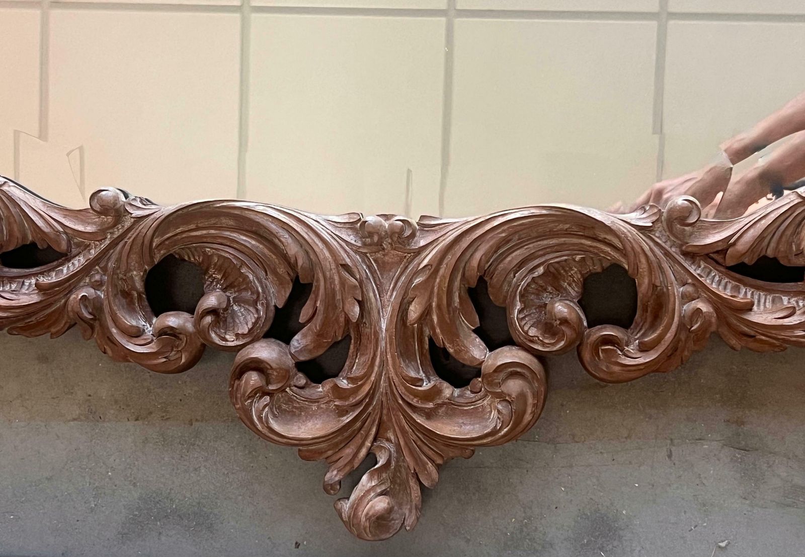 Grand miroir espagnol de style baroque en noyer sculpté et ormolu, XXe siècle photo Décoration