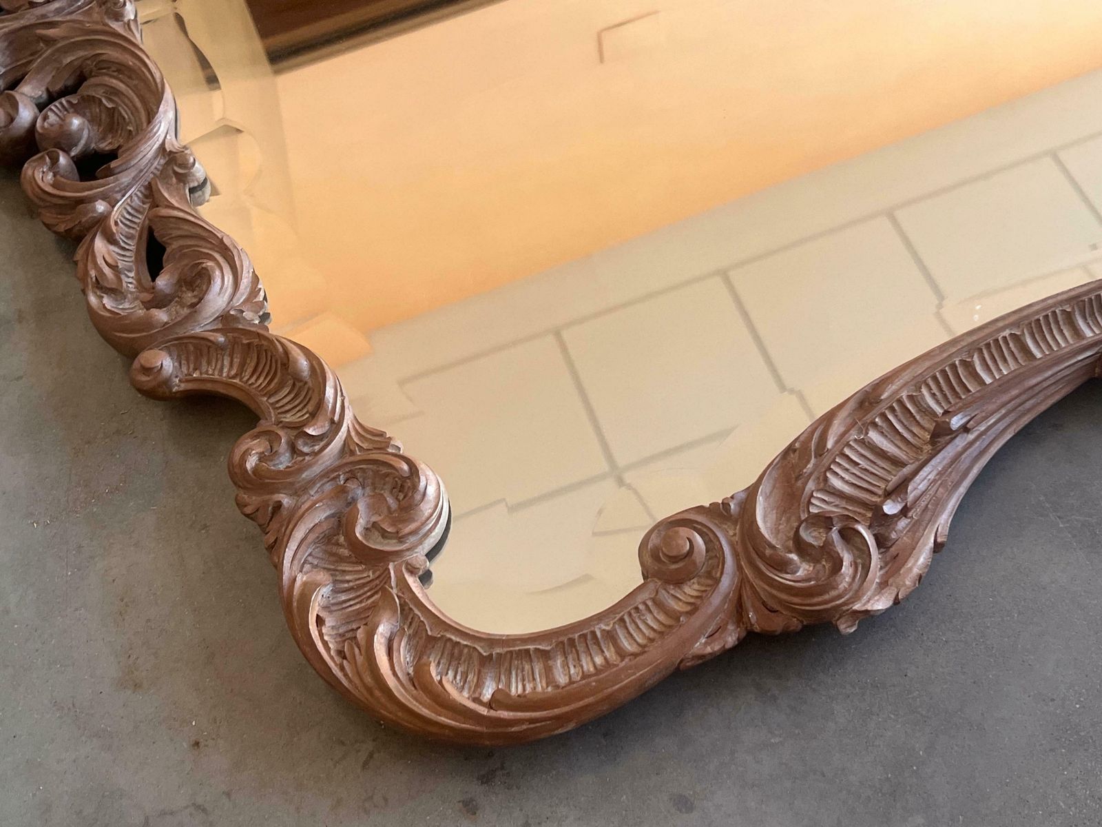 Grand miroir espagnol de style baroque en noyer sculpté et ormolu, XXe siècle photo 1660.0