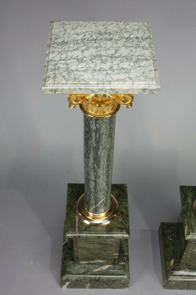 photo vinterior Pair Of Columns In Green Estours Marble And Light Green Base With Corinthian Capitals