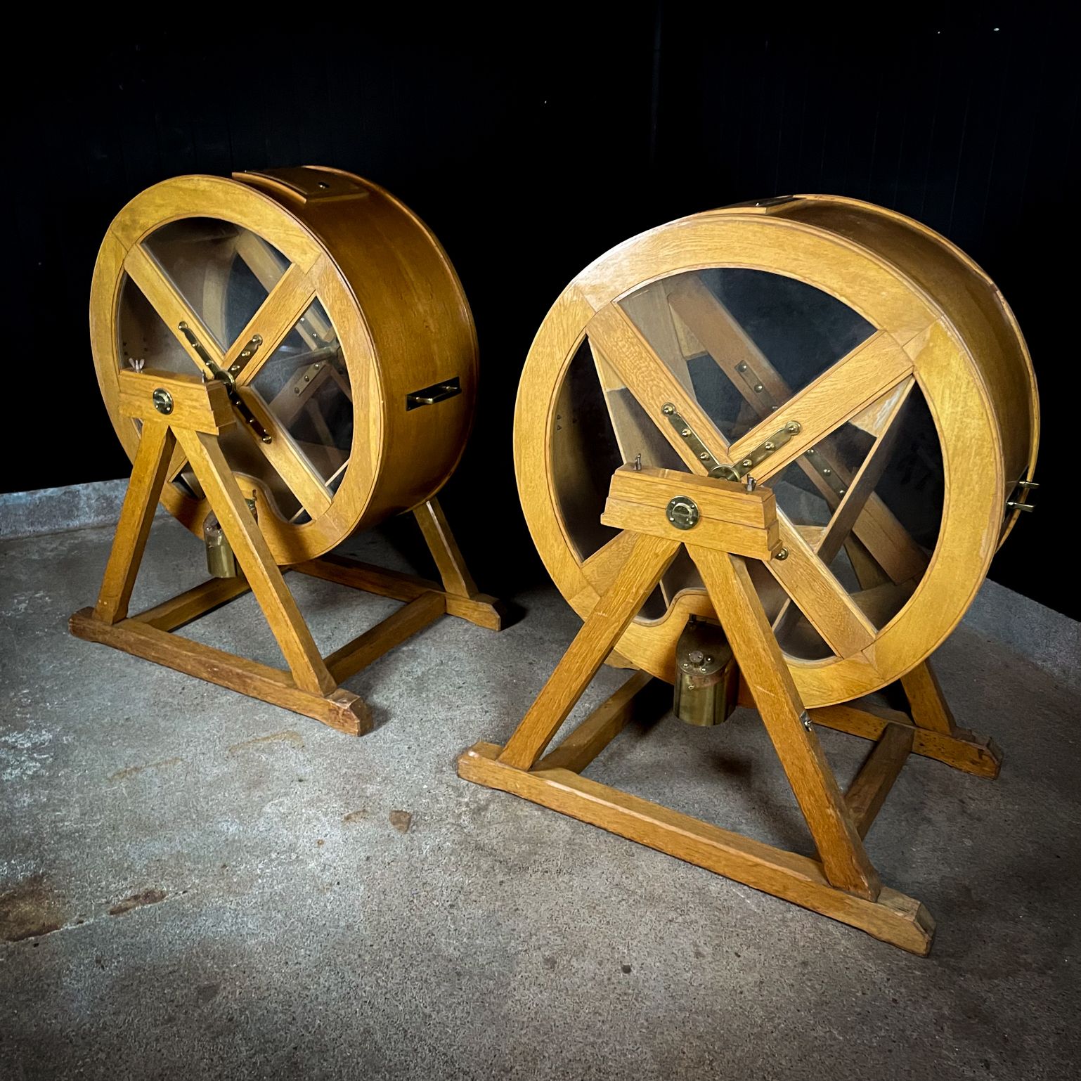 Large Bingo Mills – Oak – 1950 photo furniture