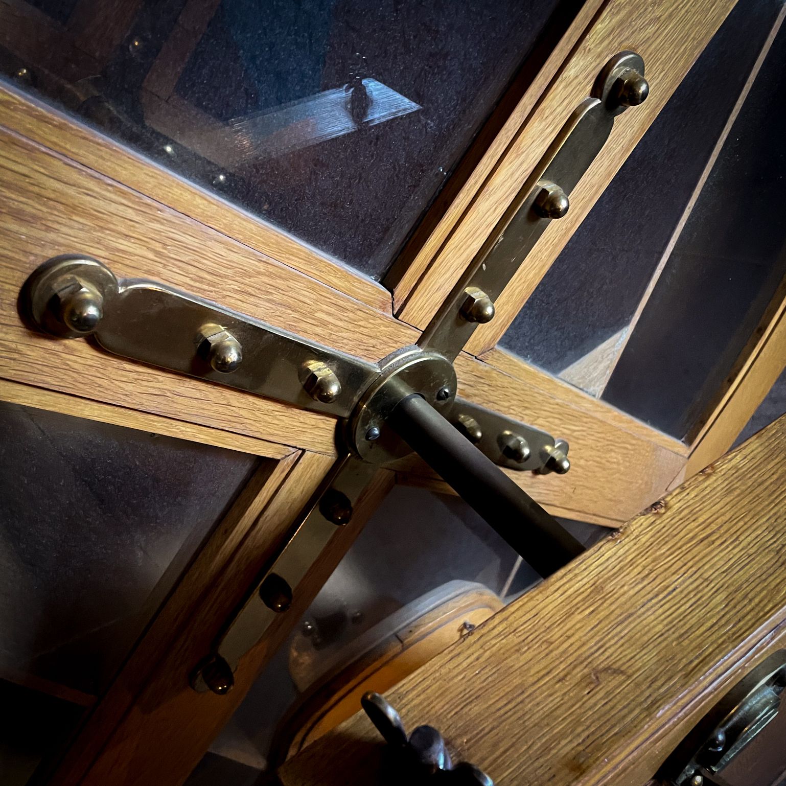 Large Bingo Mills – Oak – 1950 photo vinterior