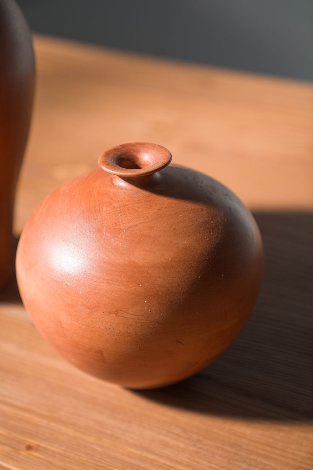 Pair Of 1980s 90s Terracotta Vases – Minimalist Organic Shapes photo vintage