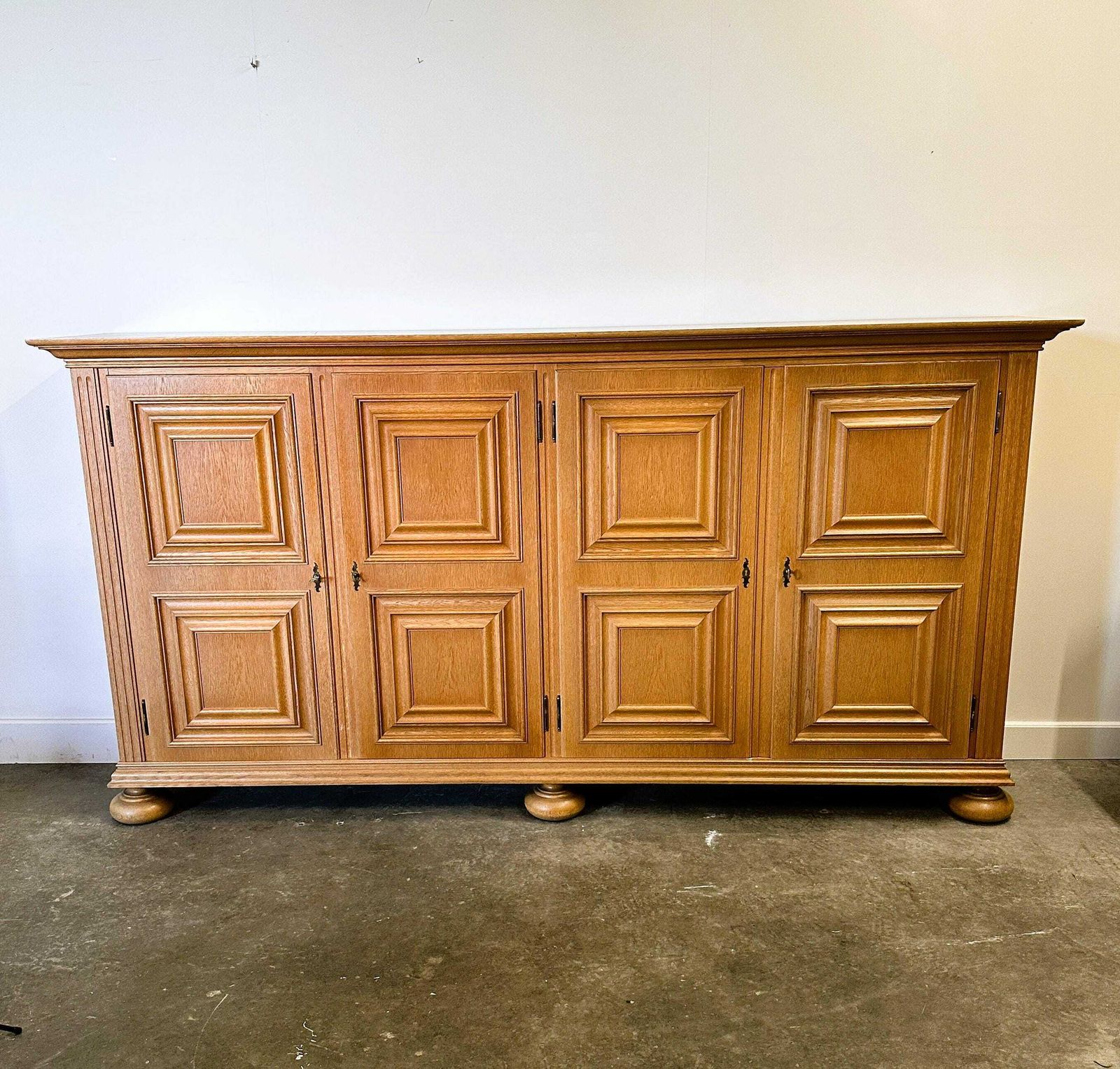 Midden 20e Eeuw Massief Eiken Brutalist Dressoir.