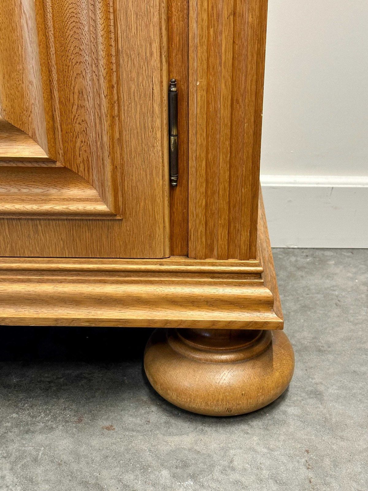 Midden 20e Eeuw Massief Eiken Brutalist Dressoir. photo furniture