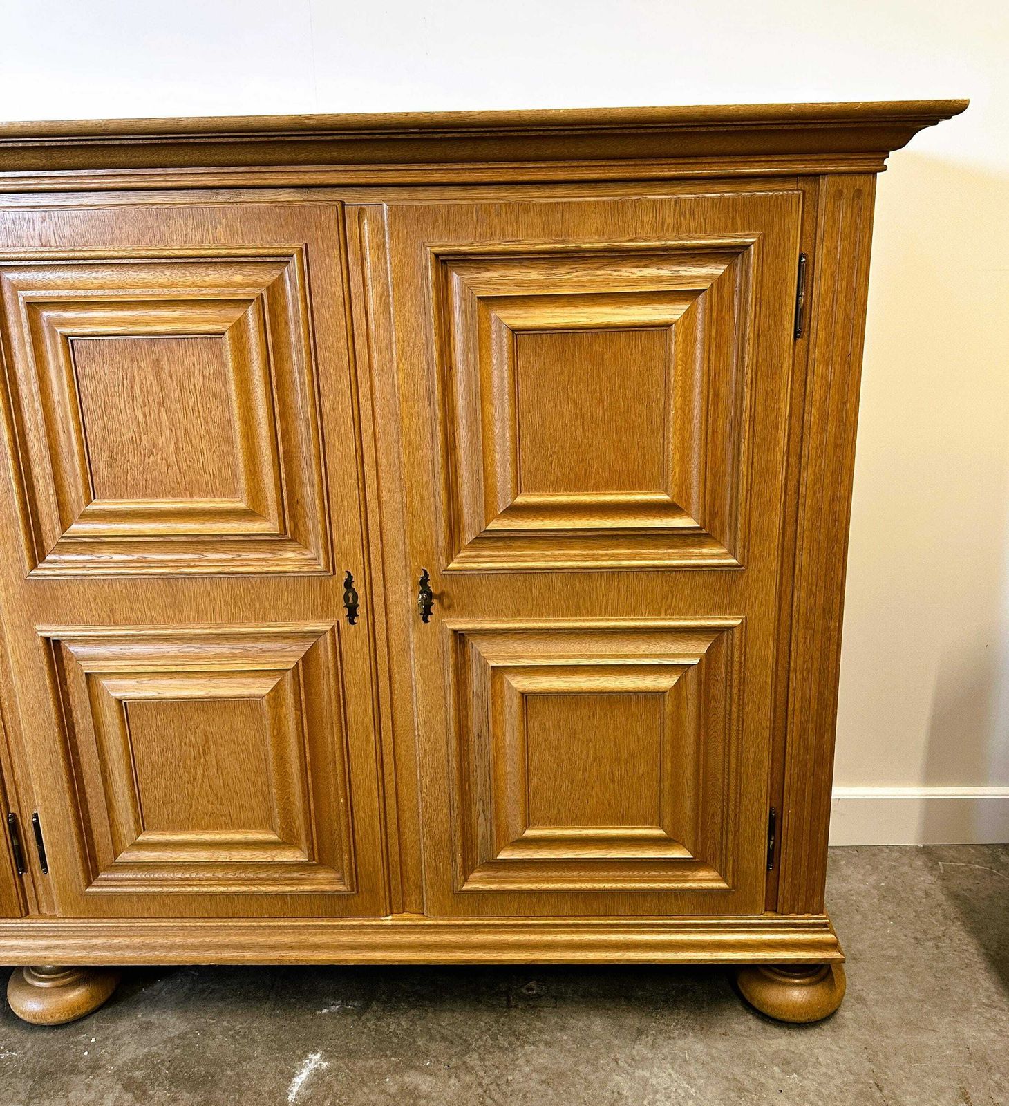 Midden 20e Eeuw Massief Eiken Brutalist Dressoir. photo 2583.0