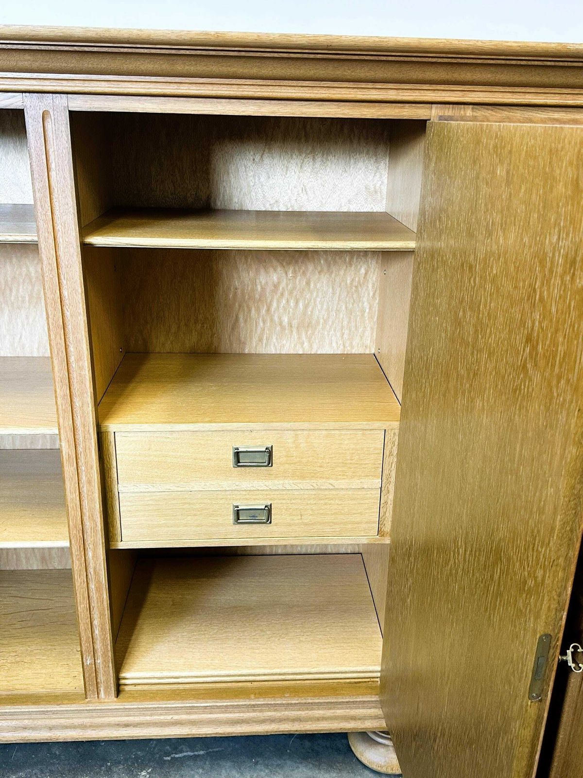 Midden 20e Eeuw Massief Eiken Brutalist Dressoir. photo vintage
