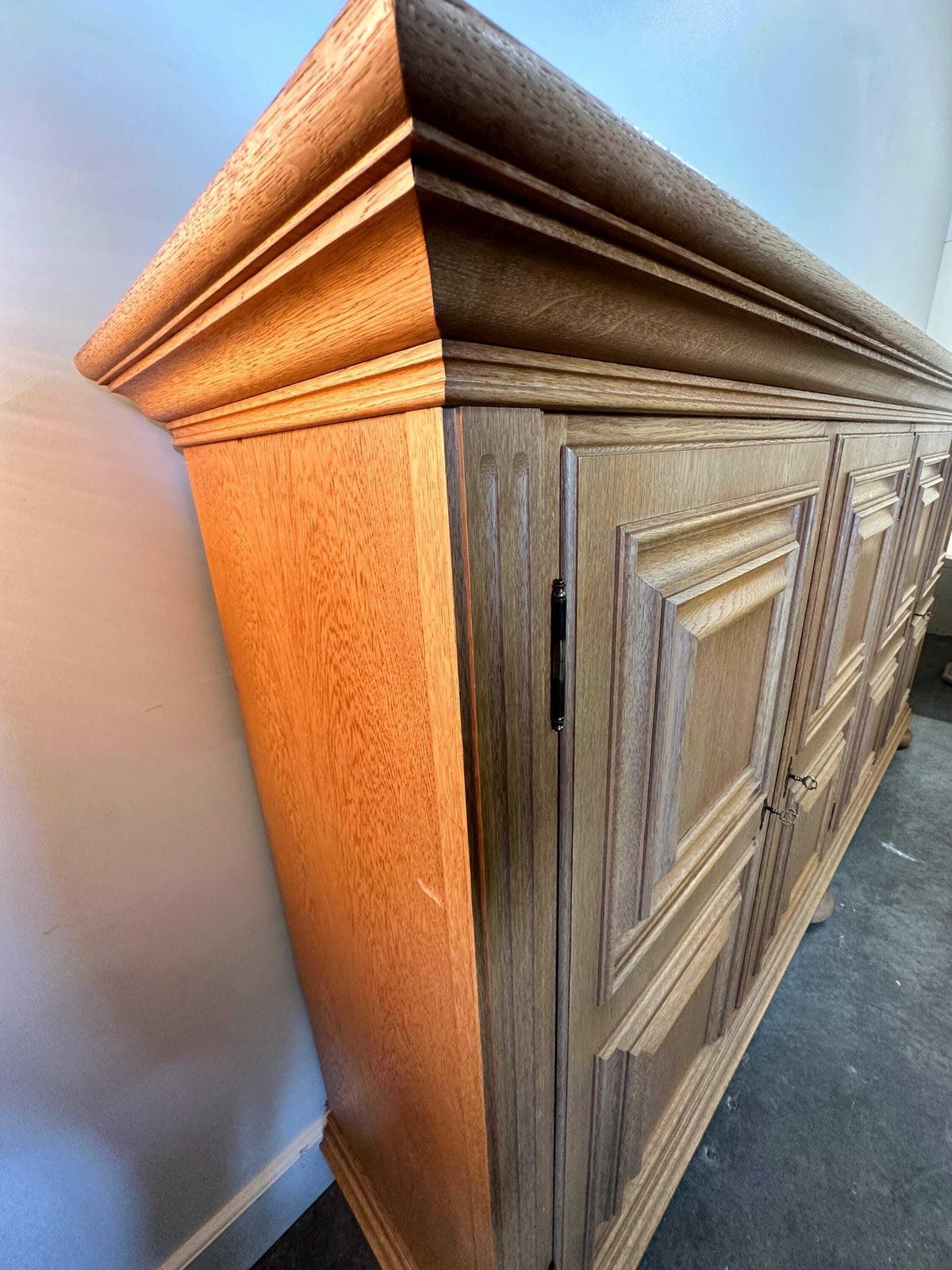 photo furniture Midden 20e Eeuw Massief Eiken Brutalist Dressoir.