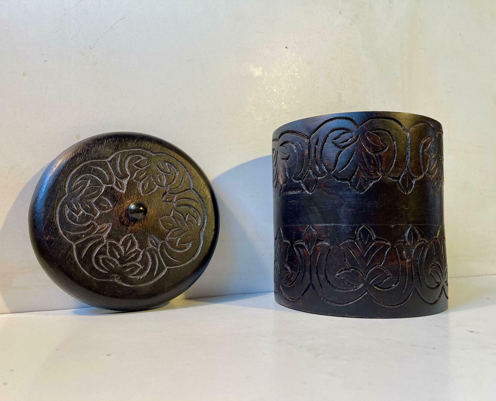 Antique Swedish Folk Art Tea Caddy In Hand Carved Wood, 19th Century photo vinterior
