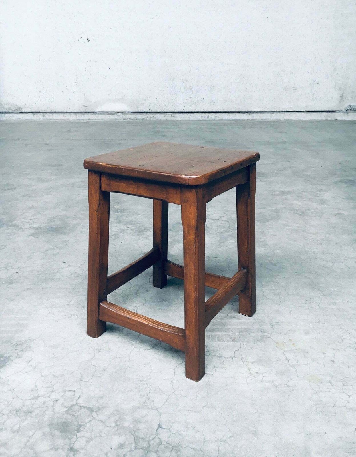 photo for sale Handgemaakt Massief Houten Krukkenset, België, Ca. Jaren 1940