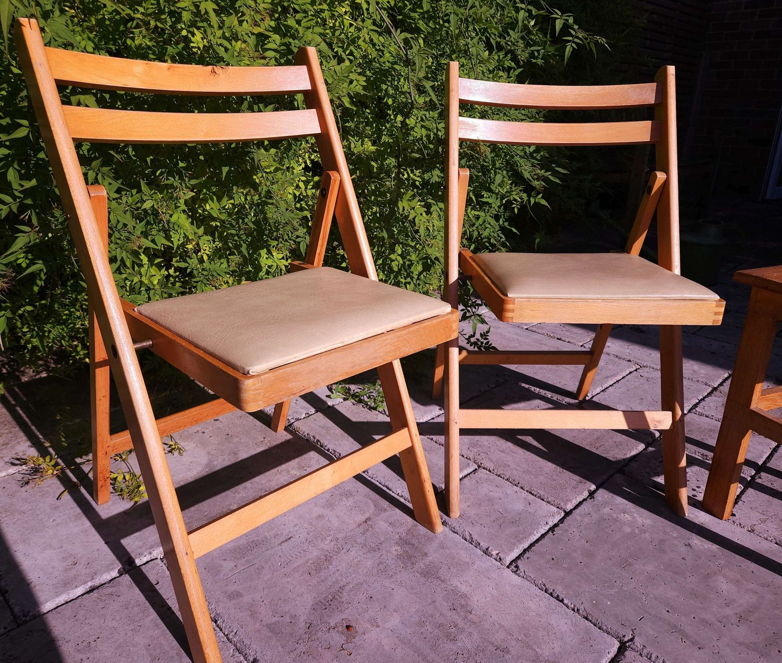 Pair Of Mid Century Beechwood Folding Chairs With Cream Vinyl Seats photo 159.0