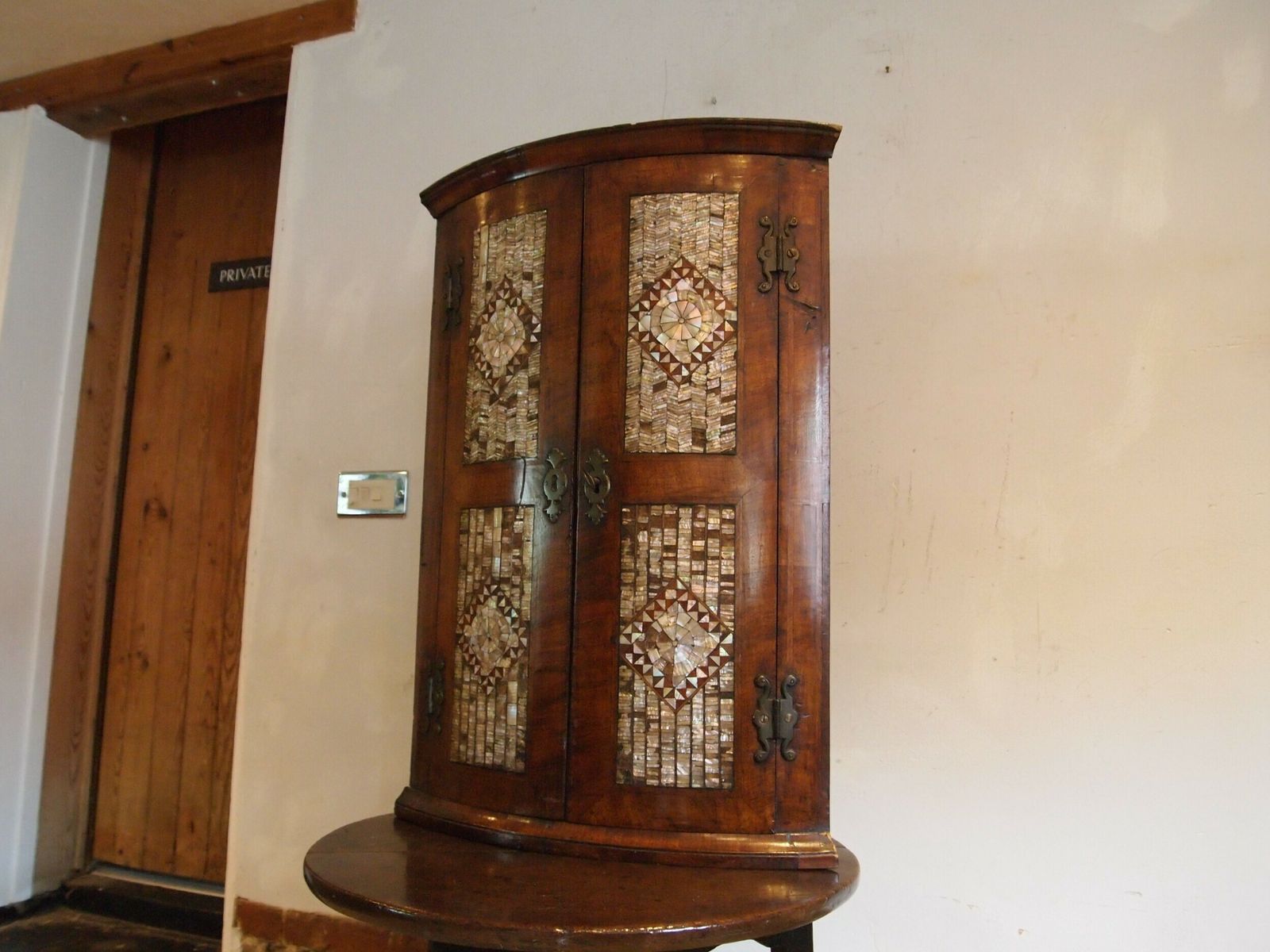 Cupboard Rare Queen Anne Corner Cabinet Walnut C1700 photo vinterior