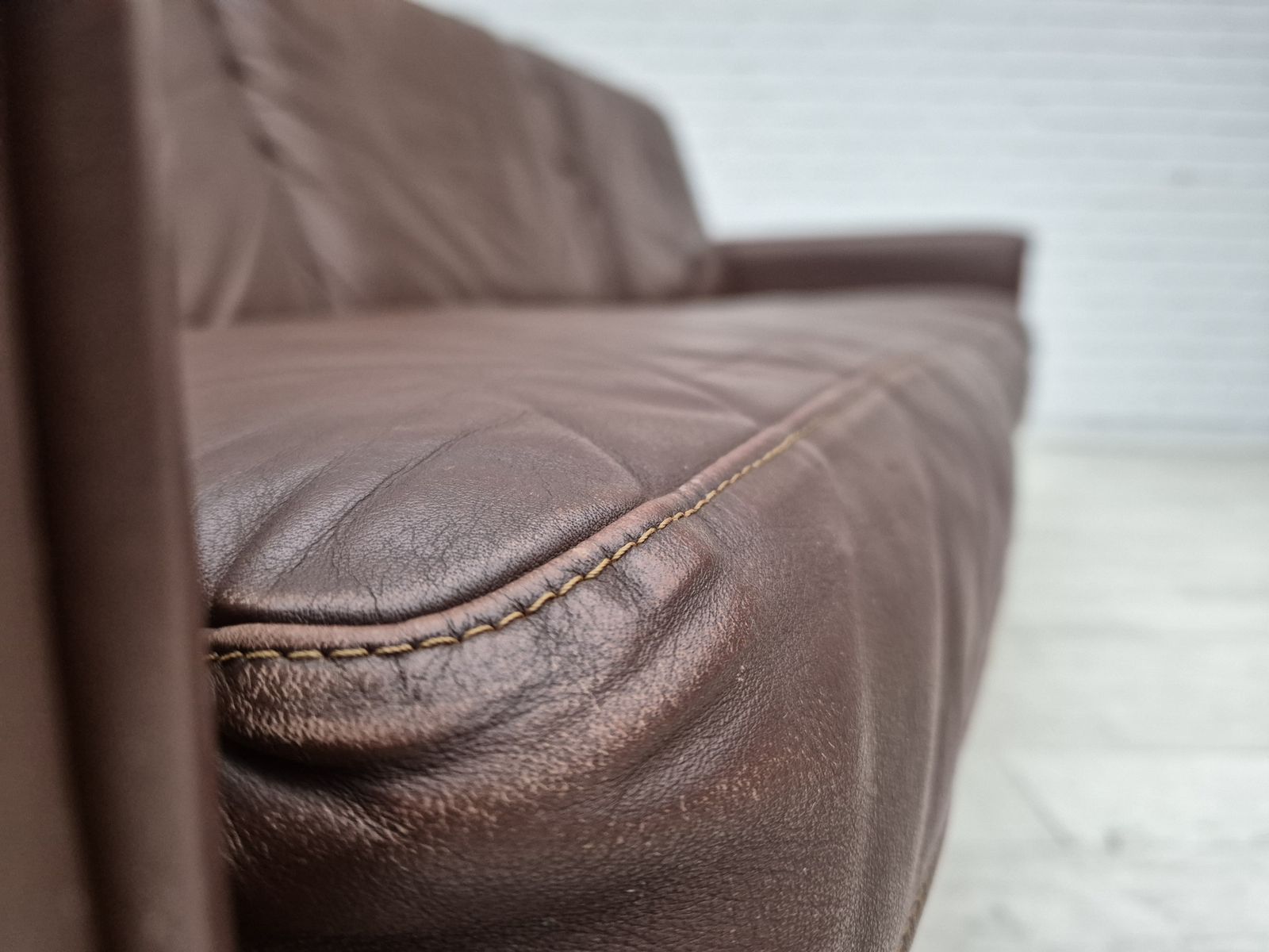 Deens 3 Zitsbank, Jaren 1970, Bruinleren Bekleding, Goede Staat. photo Meubels