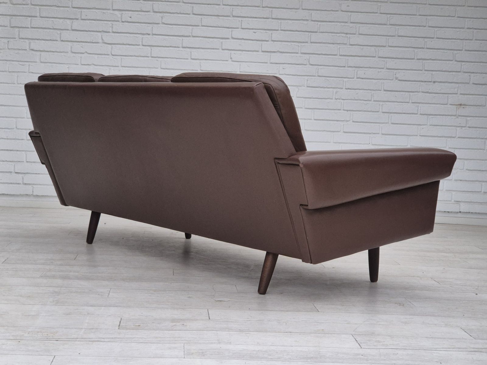 photo furniture Deens 3 Zitsbank, Jaren 1970, Bruinleren Bekleding, Goede Staat.