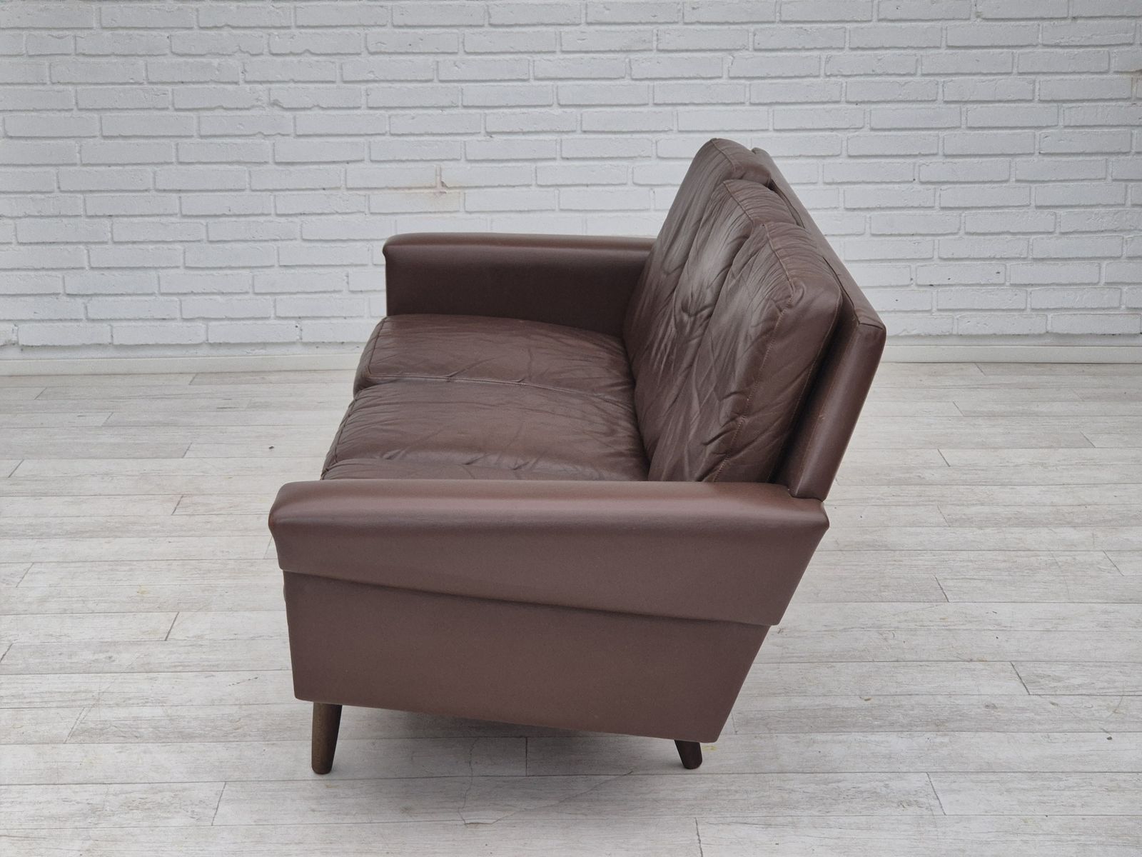 photo vinterior Deens 3 Zitsbank, Jaren 1970, Bruinleren Bekleding, Goede Staat.