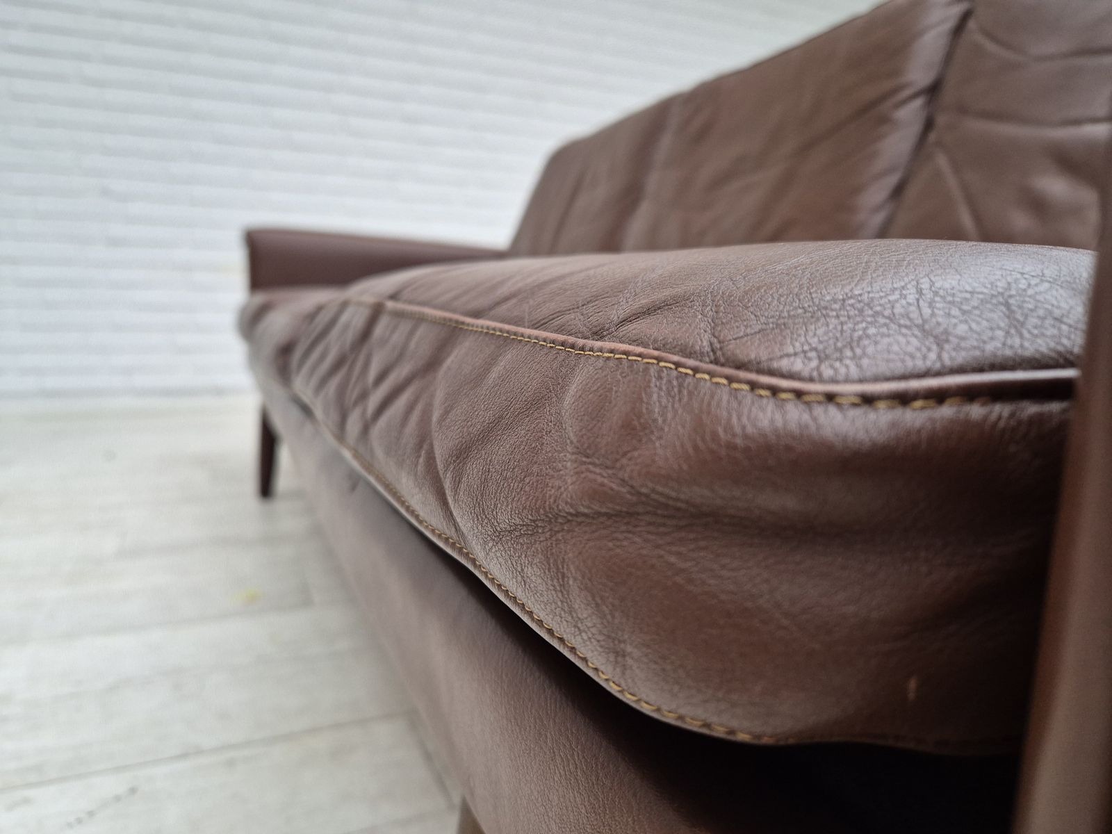 photo buy Deens 3 Zitsbank, Jaren 1970, Bruinleren Bekleding, Goede Staat.