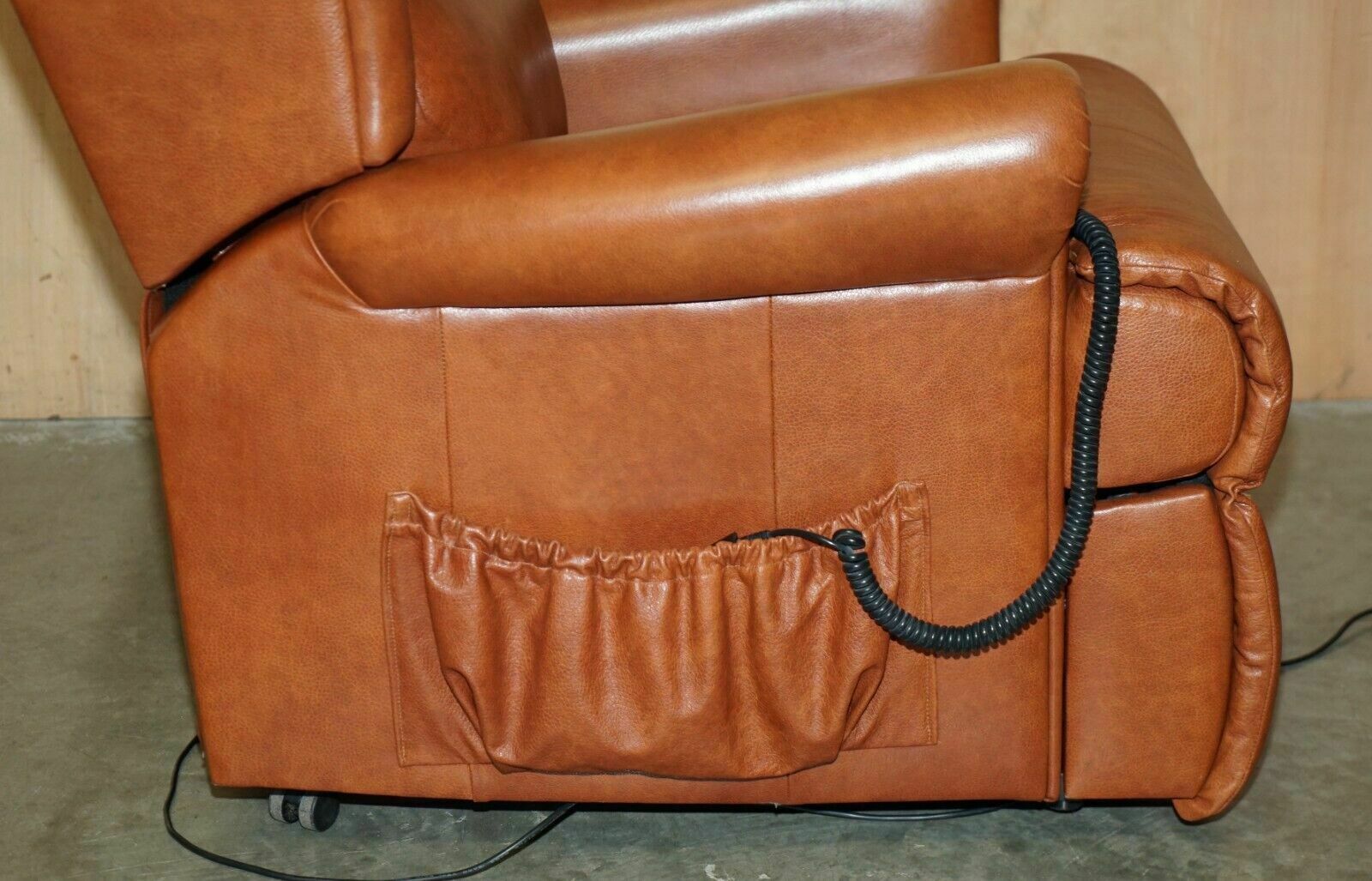 photo vinterior Rrp £7,000 Sherborne Leather Upholstery Pair Of Rise Recliner Armchairs And Sofa