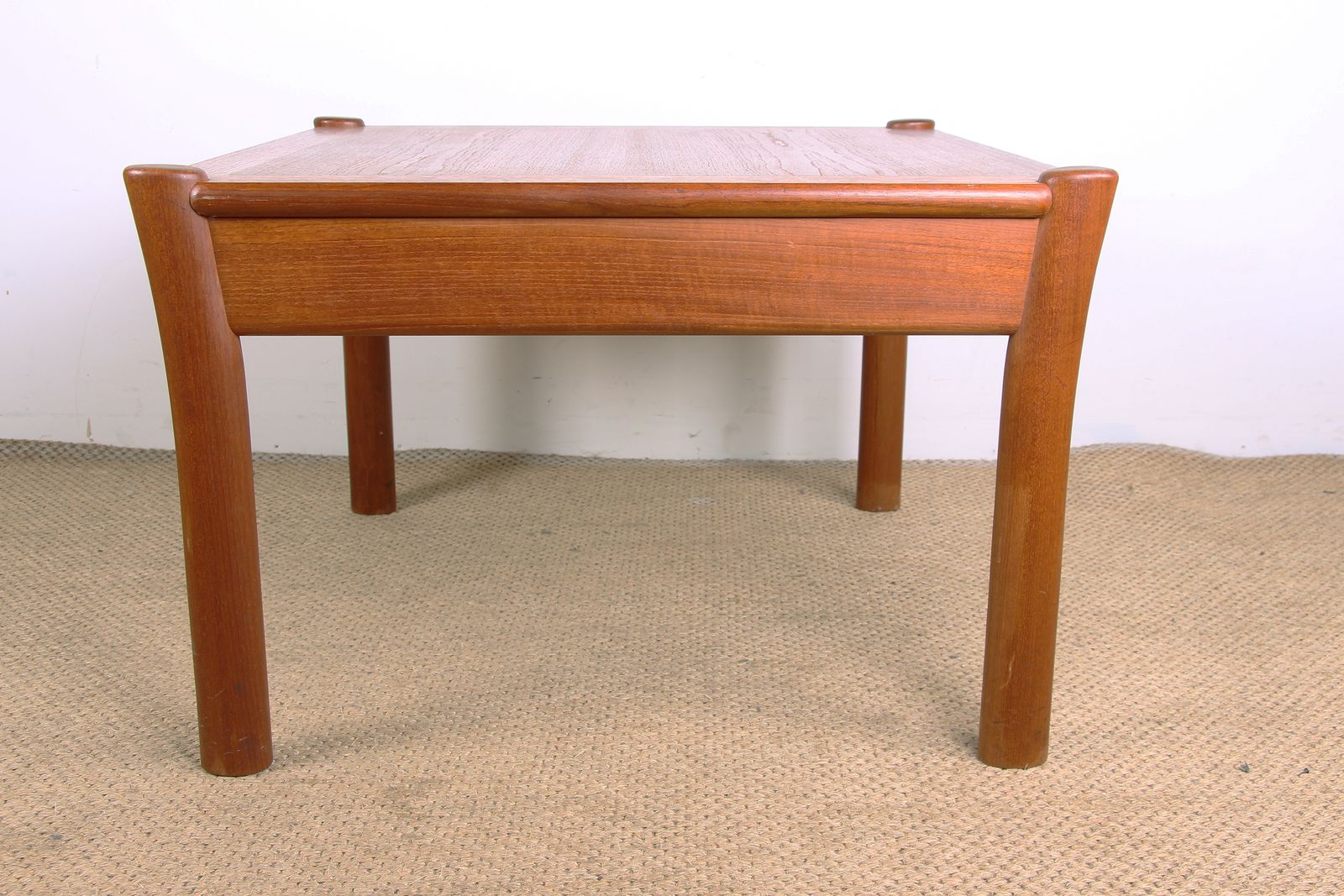 Table basse danoise carrée en teck, plateau réversible, 1960.
