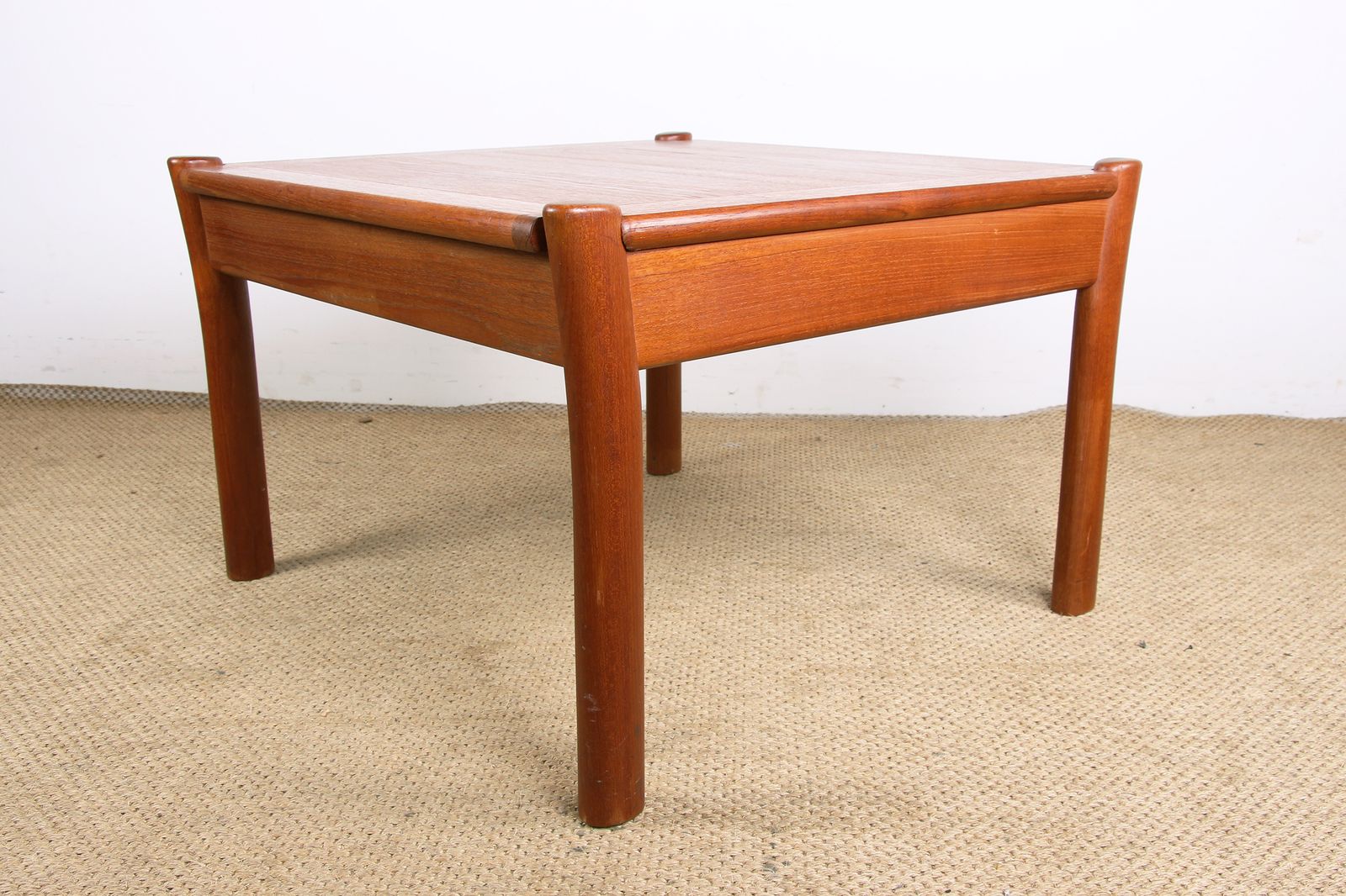 photo furniture Table basse danoise carrée en teck, plateau réversible, 1960.