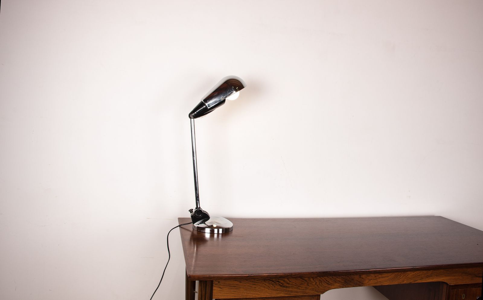 Lampe de bureau en métal chromé orientable, par Marina Malabotti, 1960. photo buy
