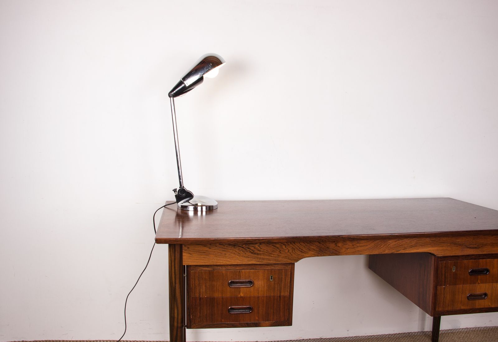 photo furniture Lampe de bureau en métal chromé orientable, par Marina Malabotti, 1960.