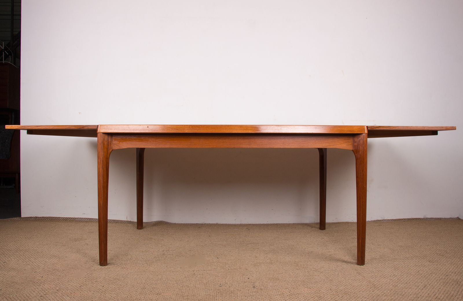 photo furniture Table à manger danoise extensible en teck par Henning Kjaernulf pour Vejle Stole, 1960.