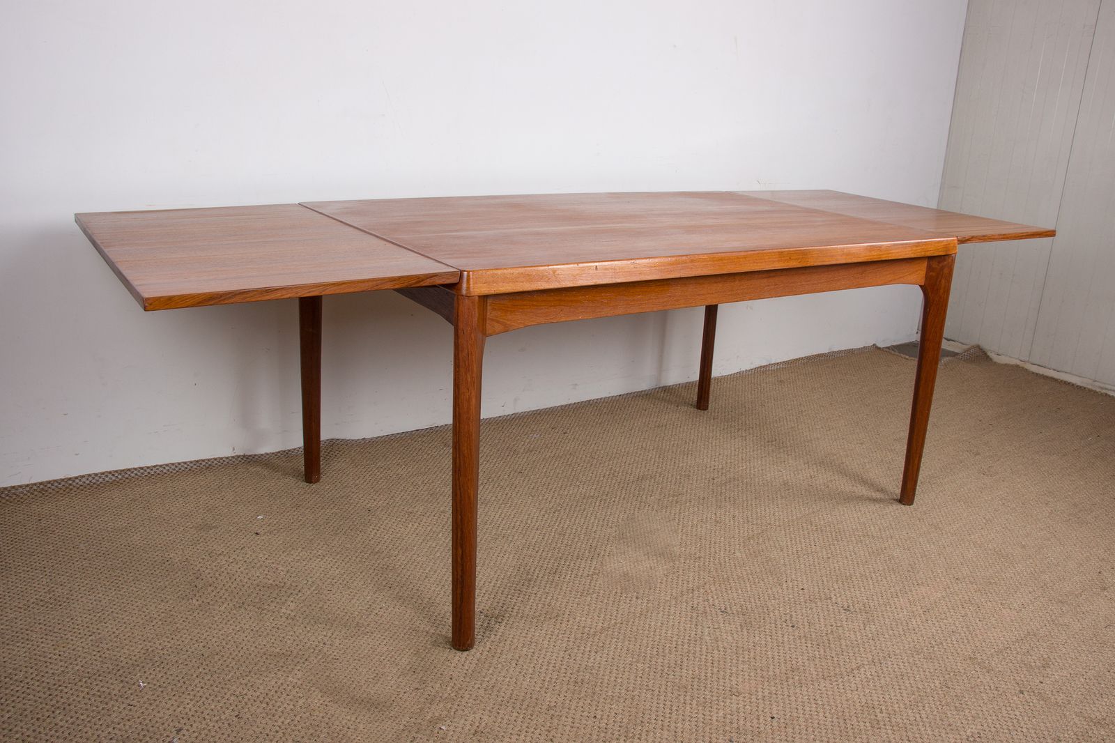 photo for sale Table à manger danoise extensible en teck par Henning Kjaernulf pour Vejle Stole, 1960.