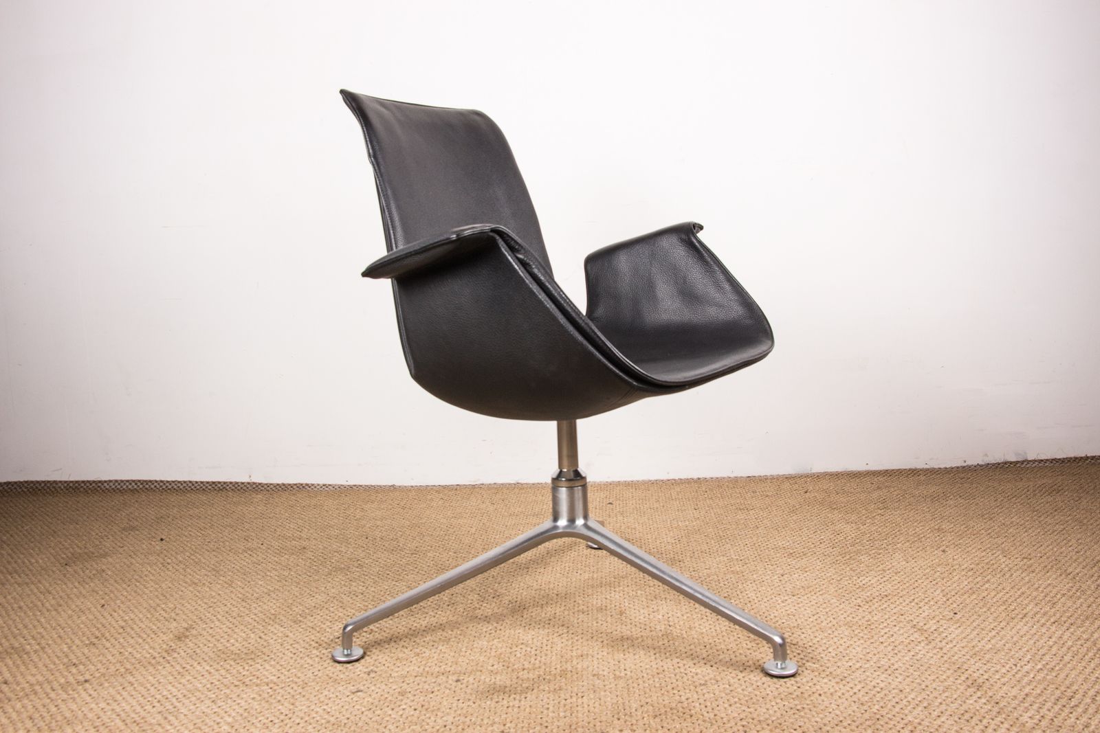 Fauteuil danois en cuir noir et acier chromé, modèle Fk 6725 ou « Tulip Chair », par Preben Fabricius et Jørgen Kastholm pour Walter Knoll photo for sale