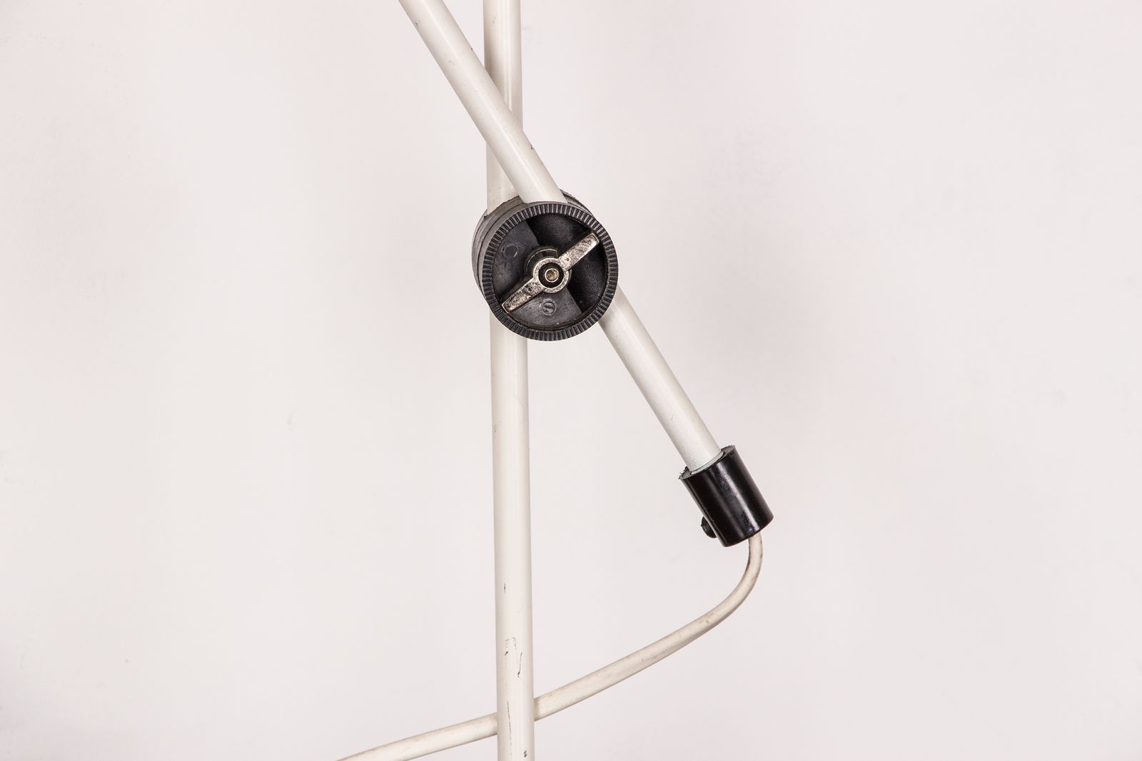 Importante lampe de bureau orientable en métal blanc, 1960 photo buy