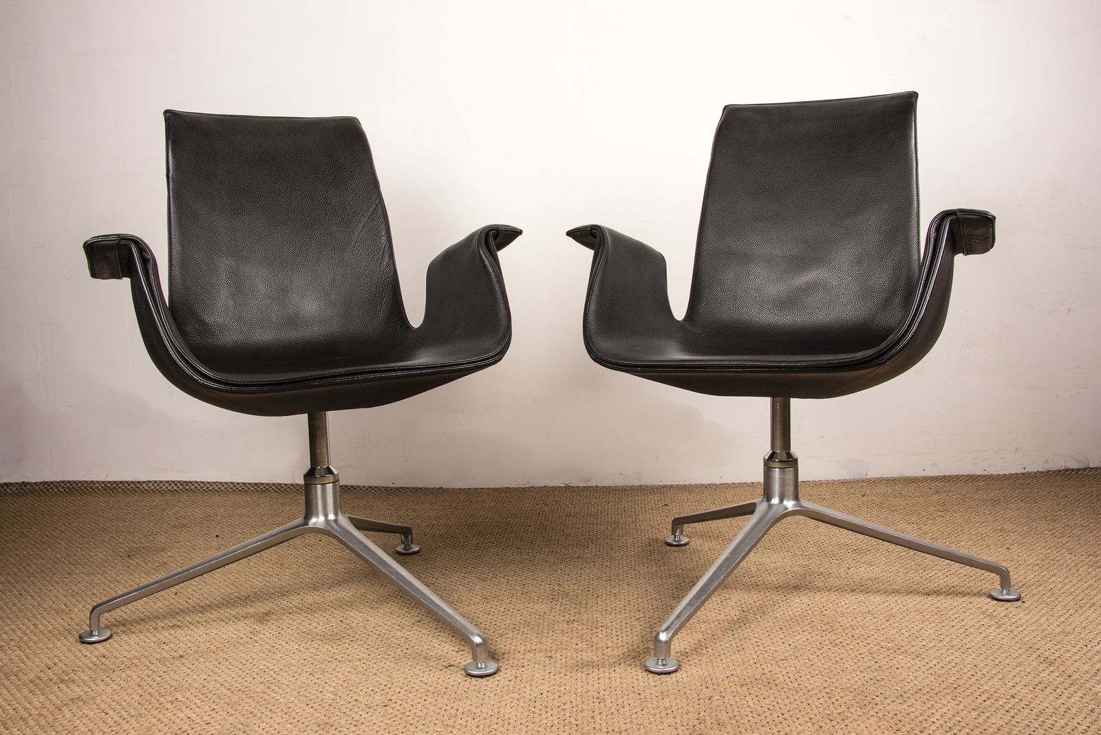 Paire de fauteuils danois en cuir noir et acier chromé, modèle FK 6725 ou « Tulip Chair », par Preben Fabricius et Jørgen Kastholm pour Walter Knoll photo vintage