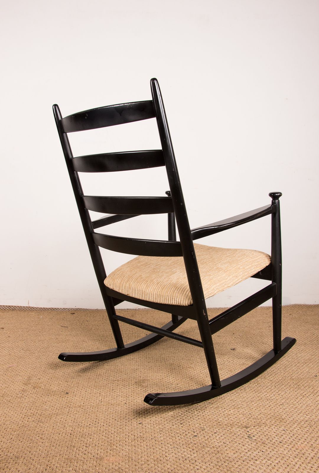 photo buy Rocking chair danois en teck laqué et tissu, modèle 218, par Thomas Harlev pour Farstrup Savvaek, 1960.