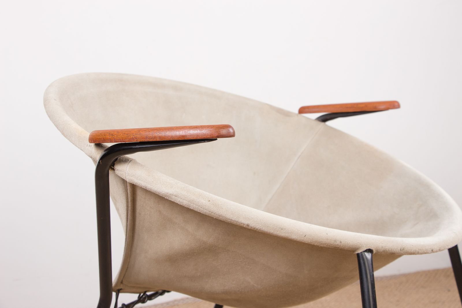 Fauteuil danois en cuir, acier et teck, modèle Balloon, par Hans Olsen, 1960. photo Mobilier