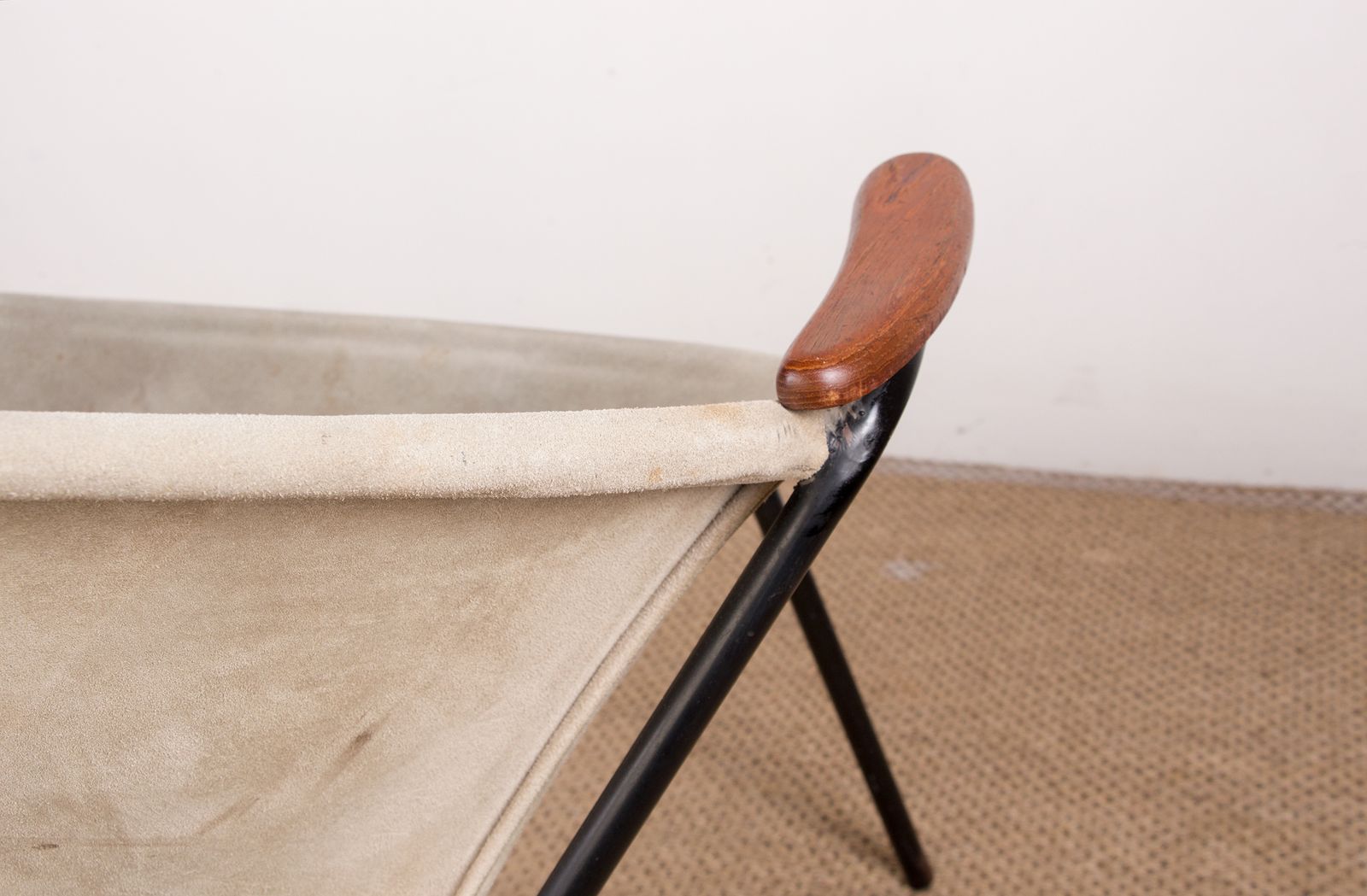 photo buy Fauteuil danois en cuir, acier et teck, modèle Balloon, par Hans Olsen, 1960.