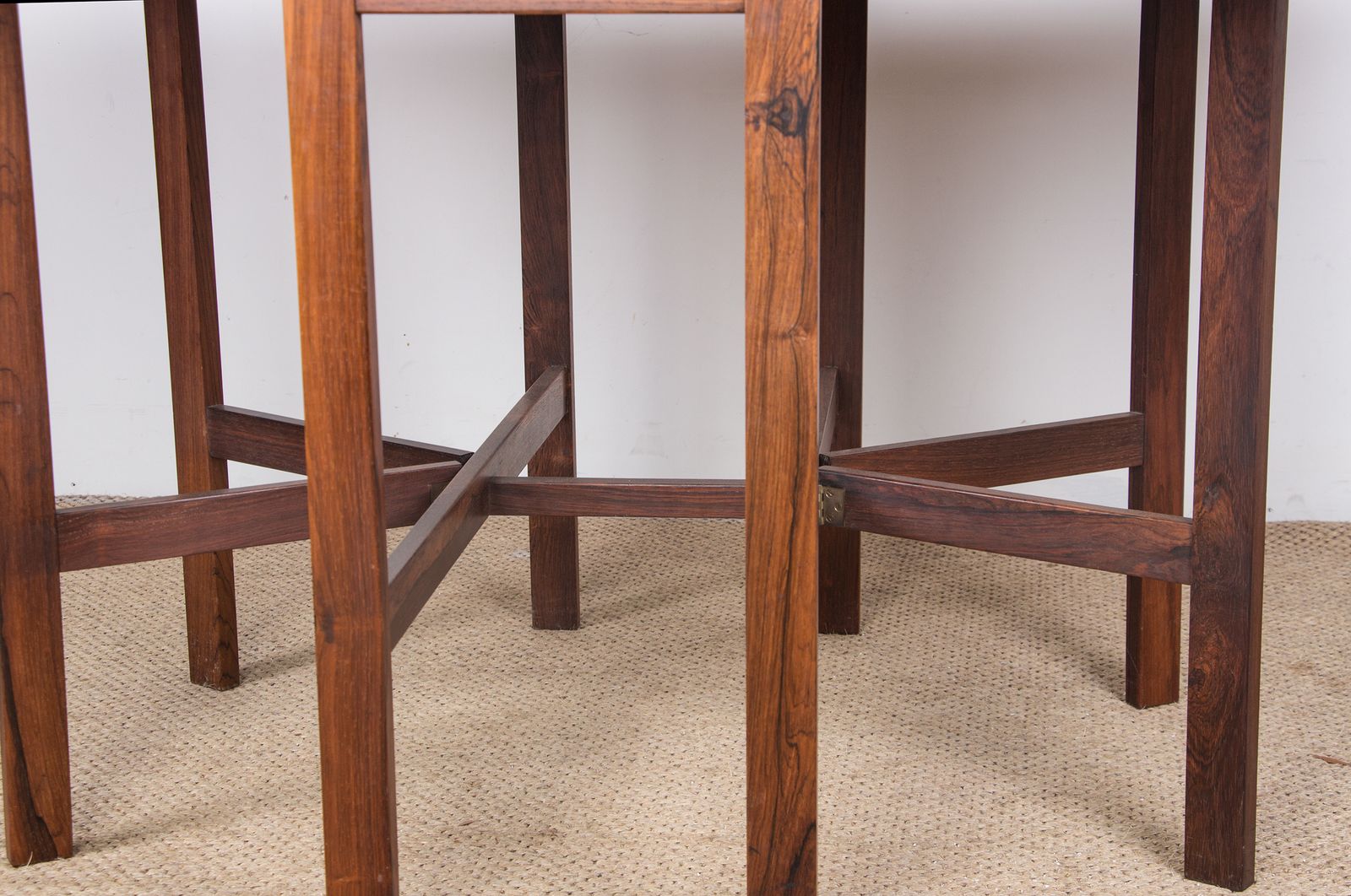 photo furniture Table danoise extensible à rabats en palissandre, avec 2 extensions pliantes, 1960.