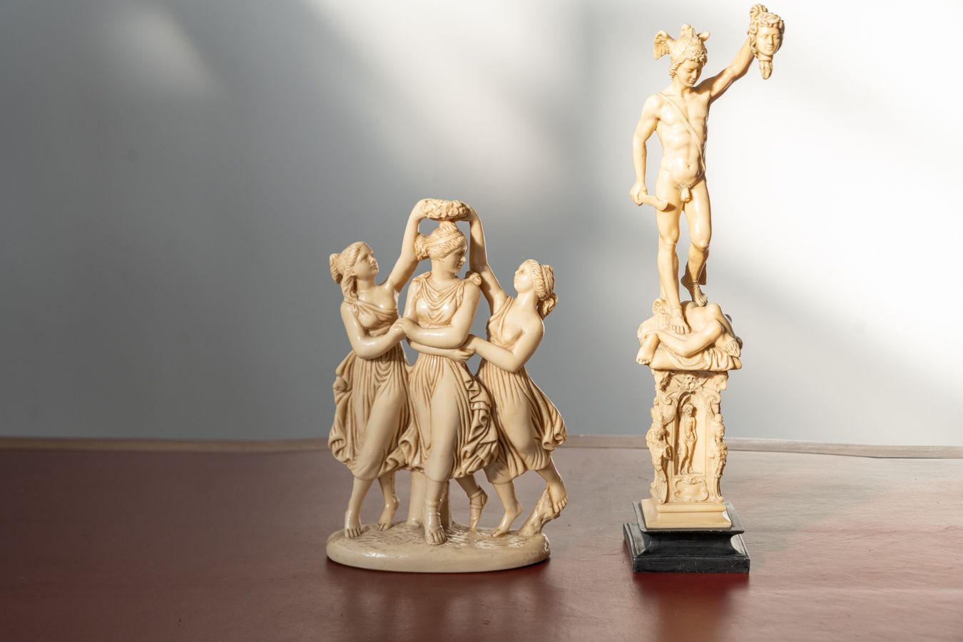 Pair Of 1970s/80s Resin Sculptures – Classical Art Figurines In Ivory Finish photo vinterior