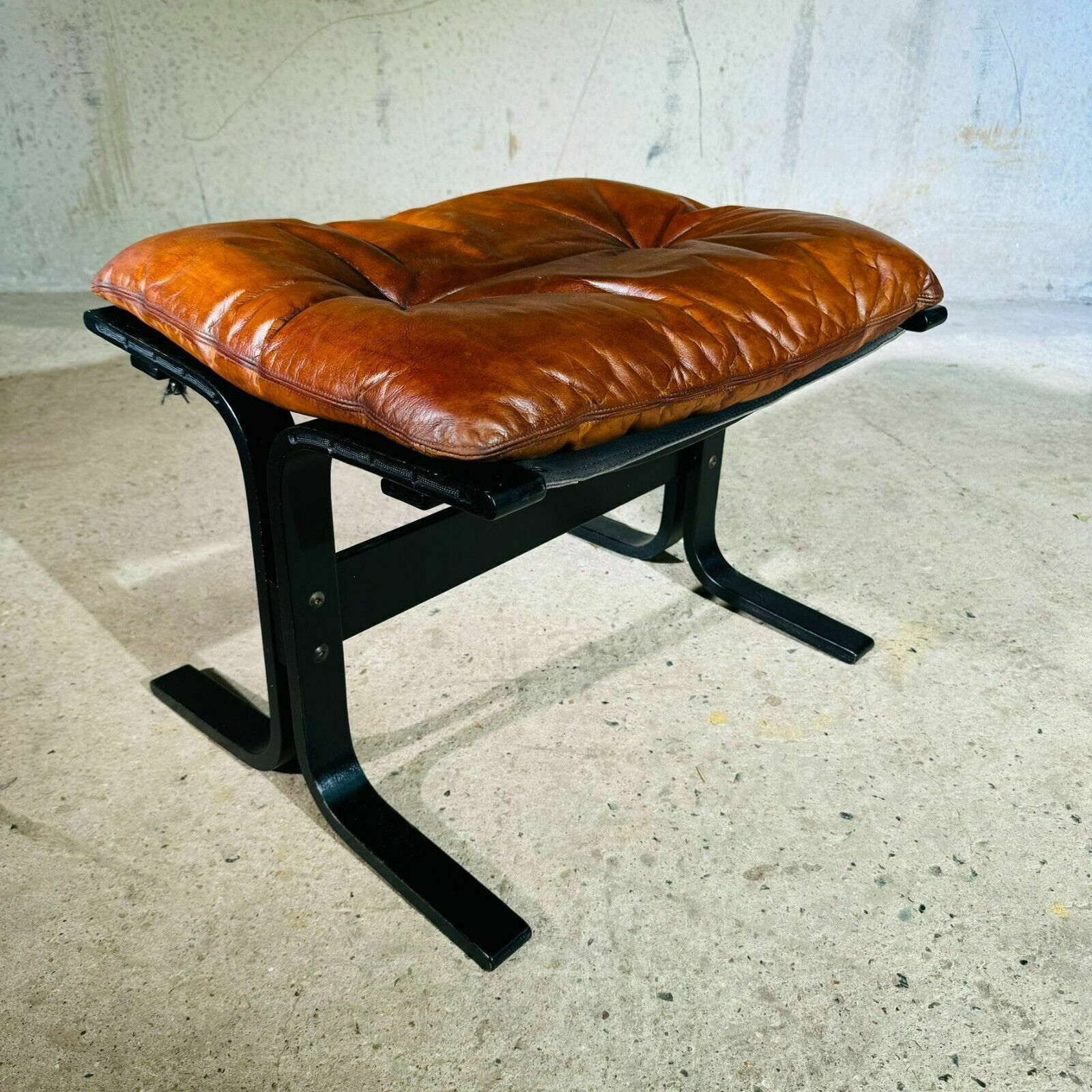 photo vintage Vintage 70s Westnofa Highback Tan Leather Chair & Footstool Ebonised Beech #A363