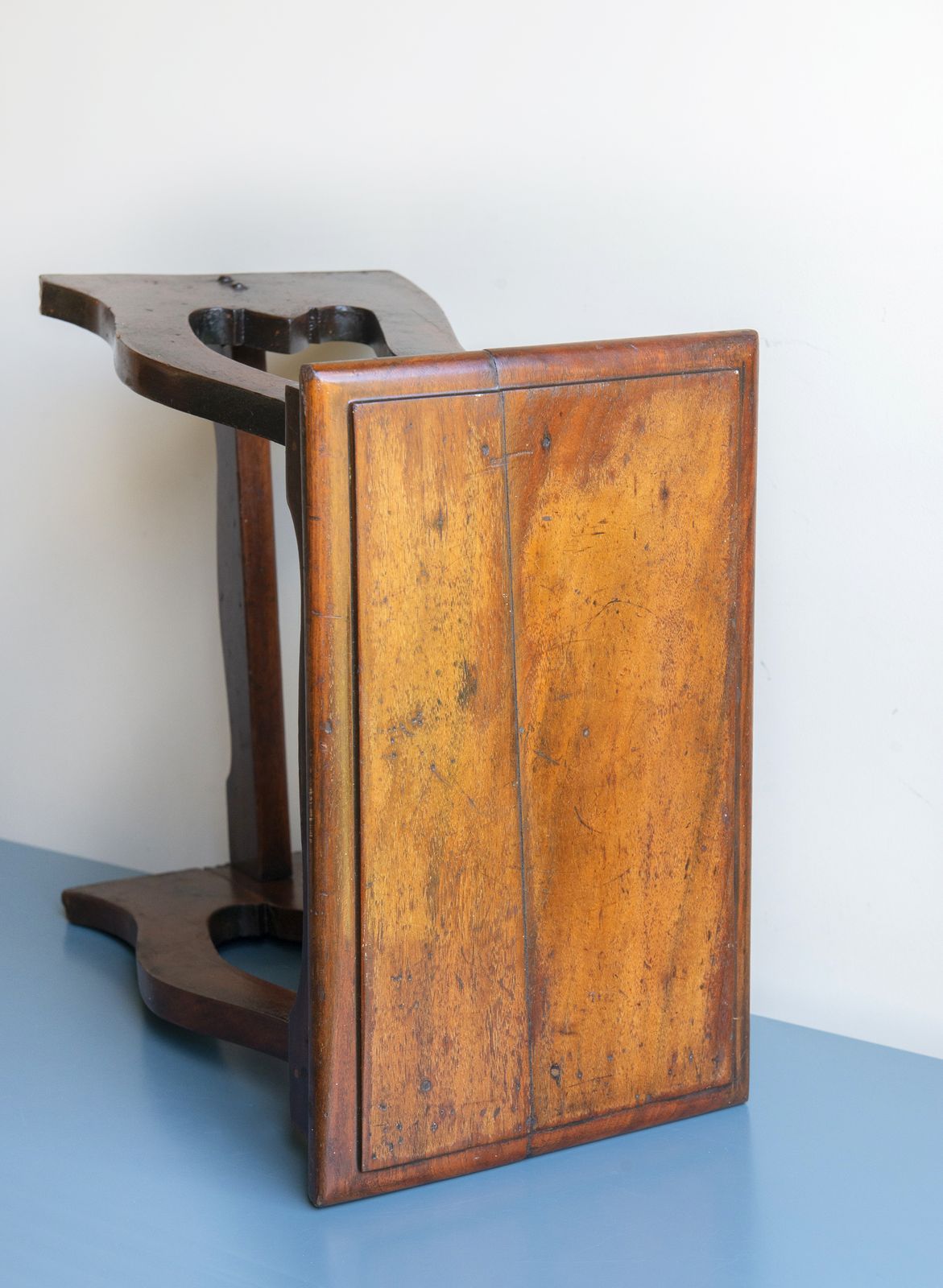 Tabouret d'époque en acajou, table d'appoint Arts and Crafts sculptée à la main, art populaire primitif, support de plante rustique photo 525.0
