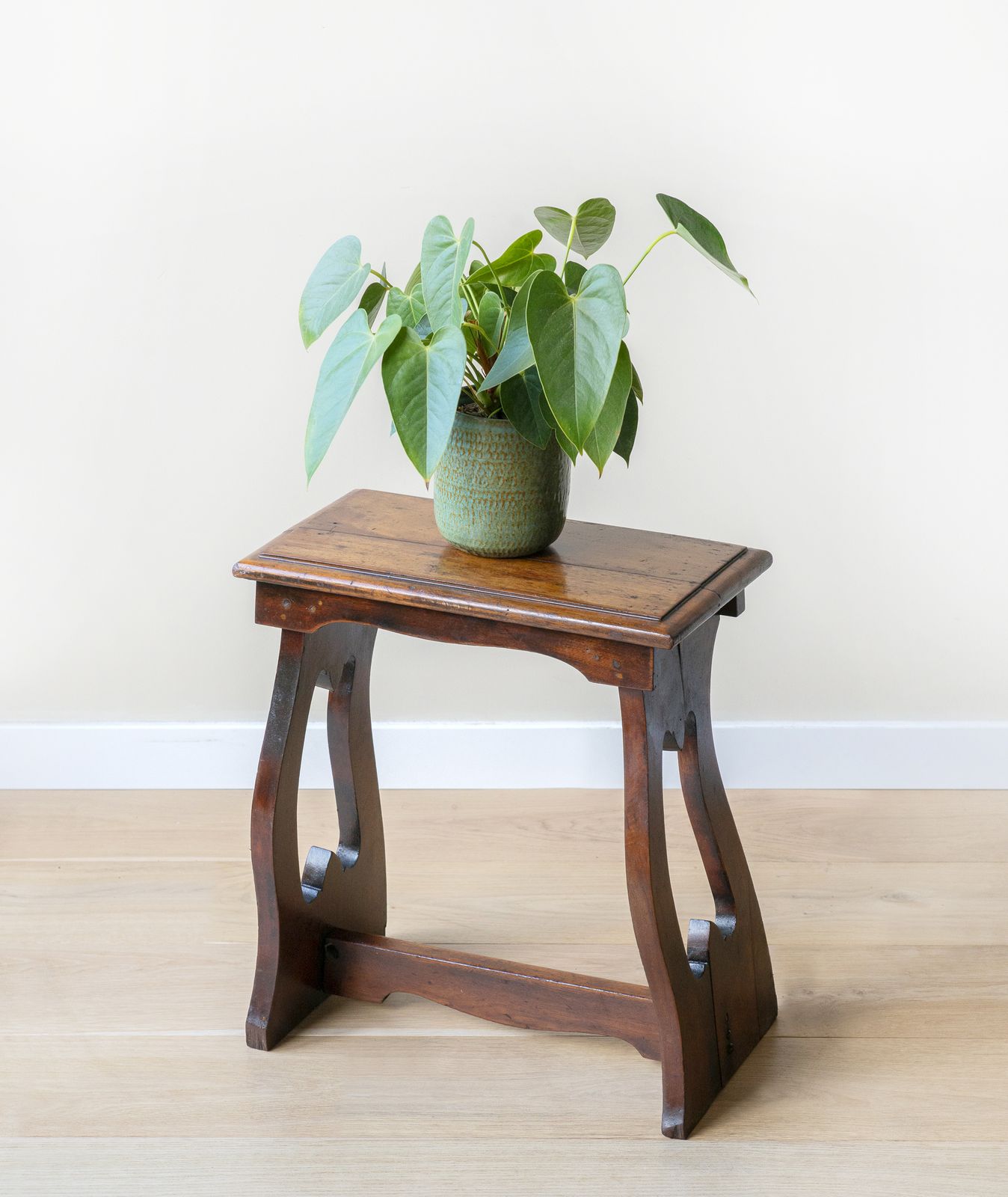 Antiek Mahonie Krukje, Arts And Crafts Handgesneden Houten Bijzettafel, Primitieve Volkskunst, Rustieke Plantenstandaard photo furniture